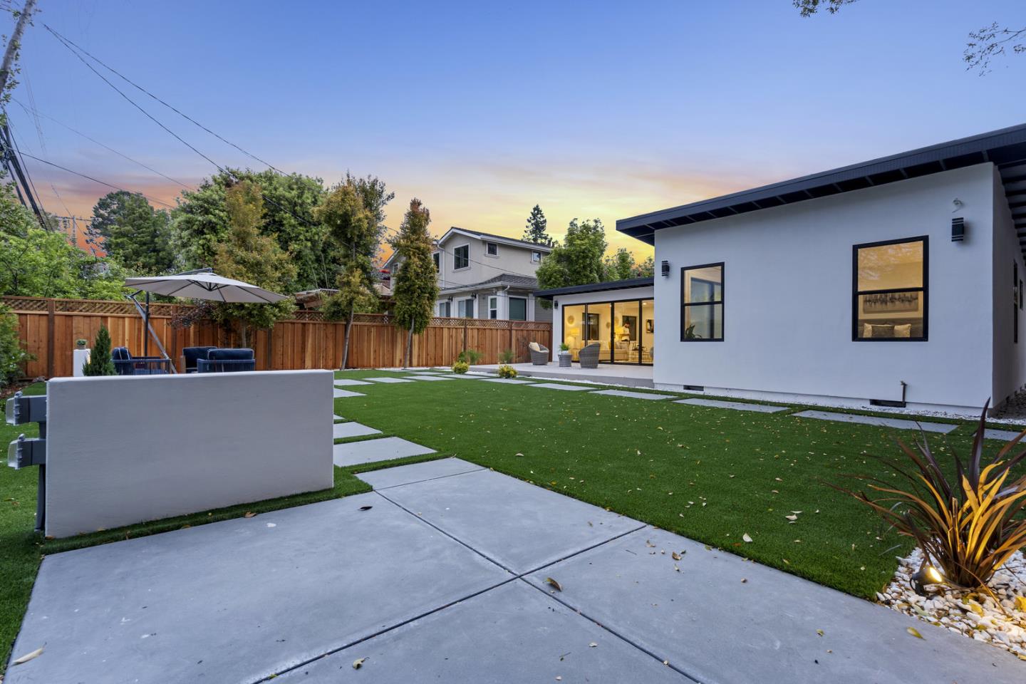 3633 Louis RD