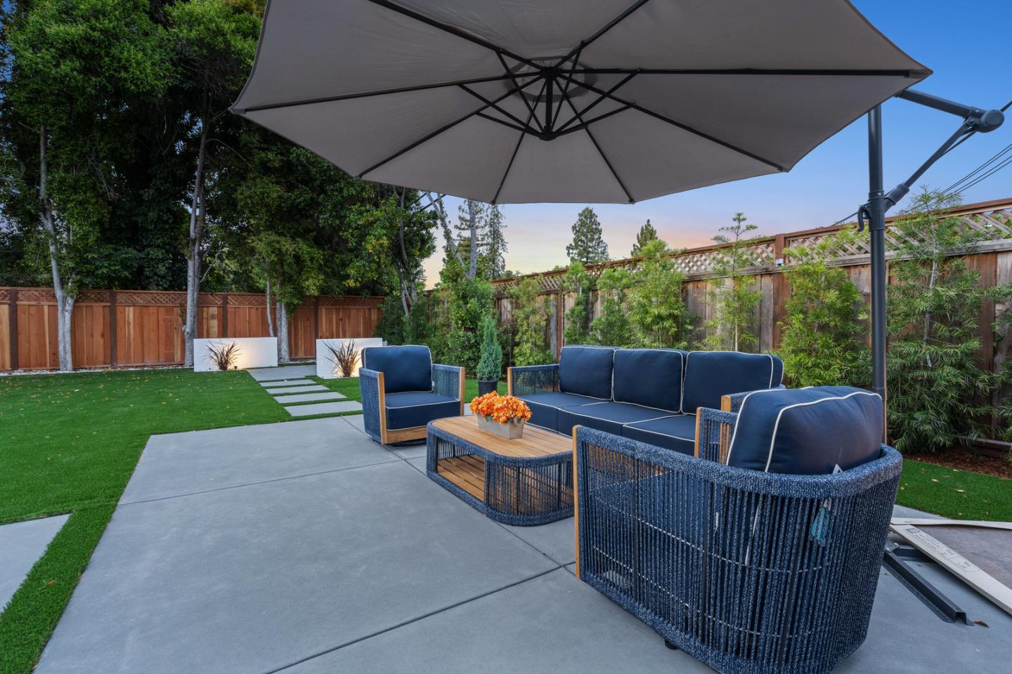 3633 Louis RD
