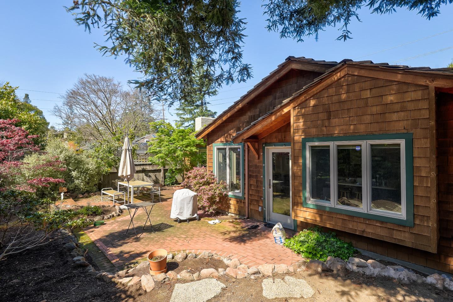 261 Stanford AVE