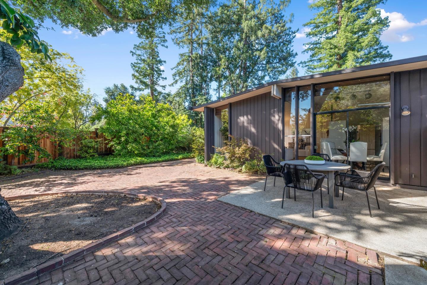 1641 Magnolia CT