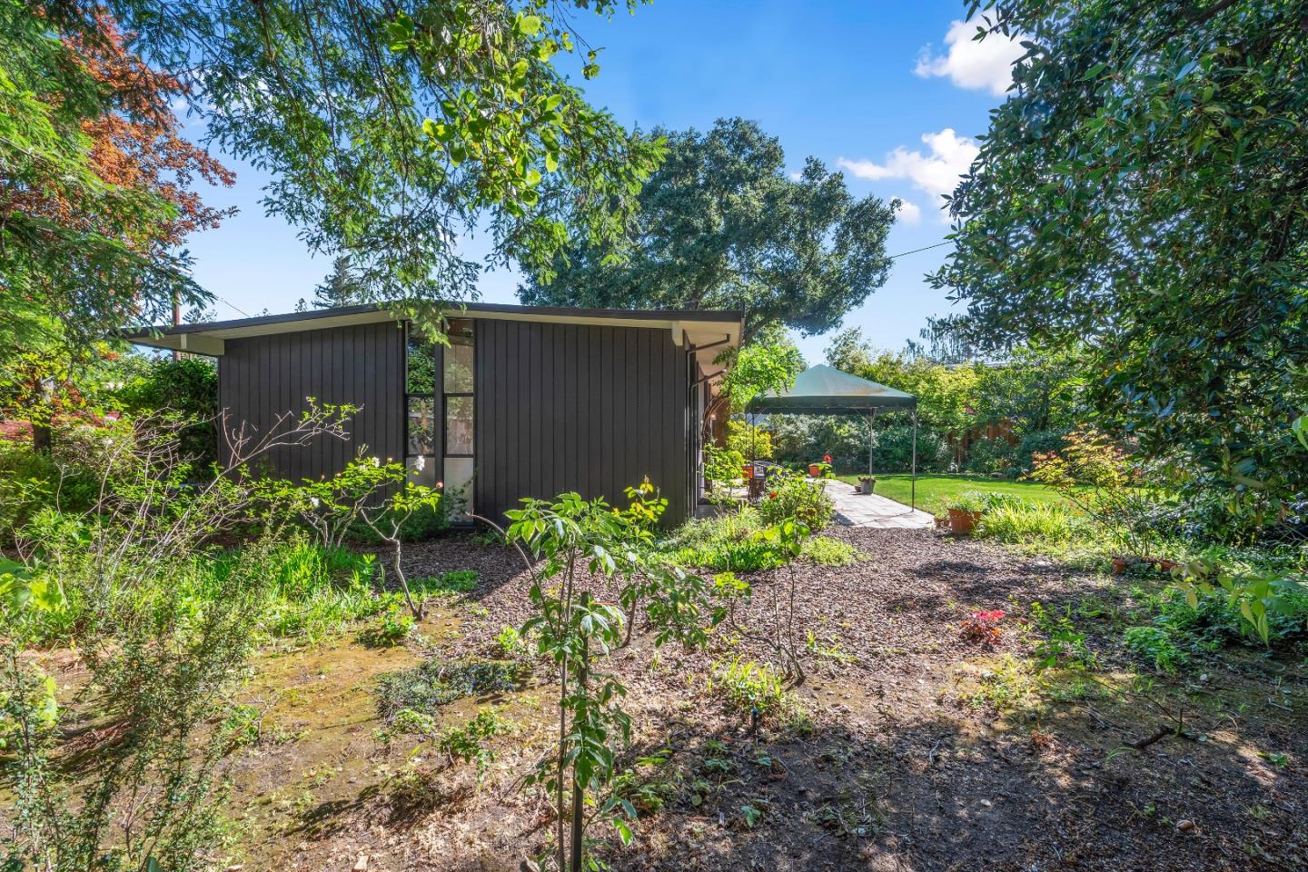 1641 Magnolia CT