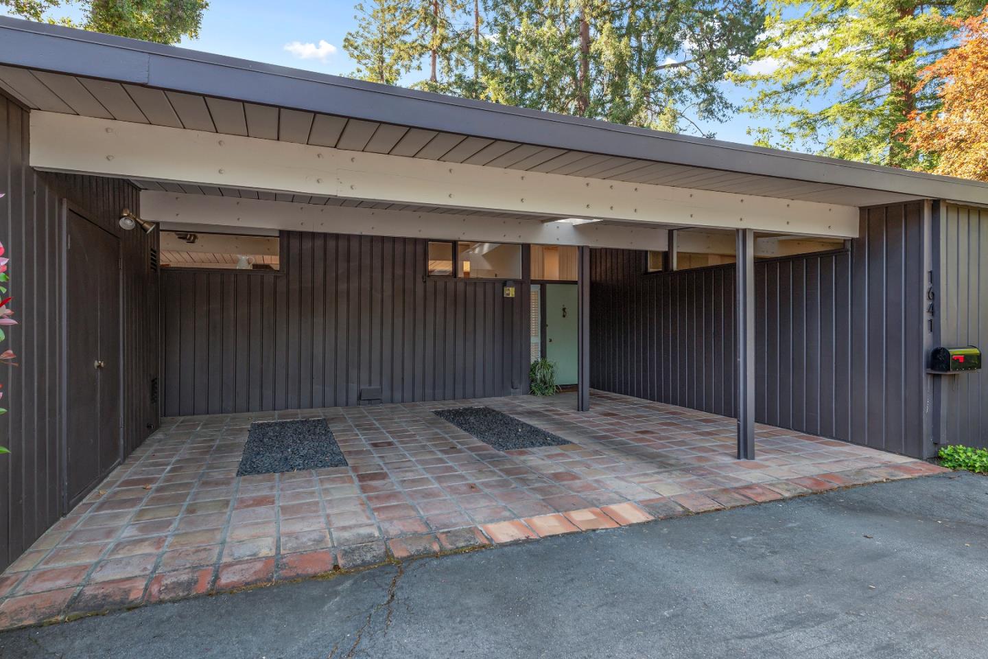 1641 Magnolia CT
