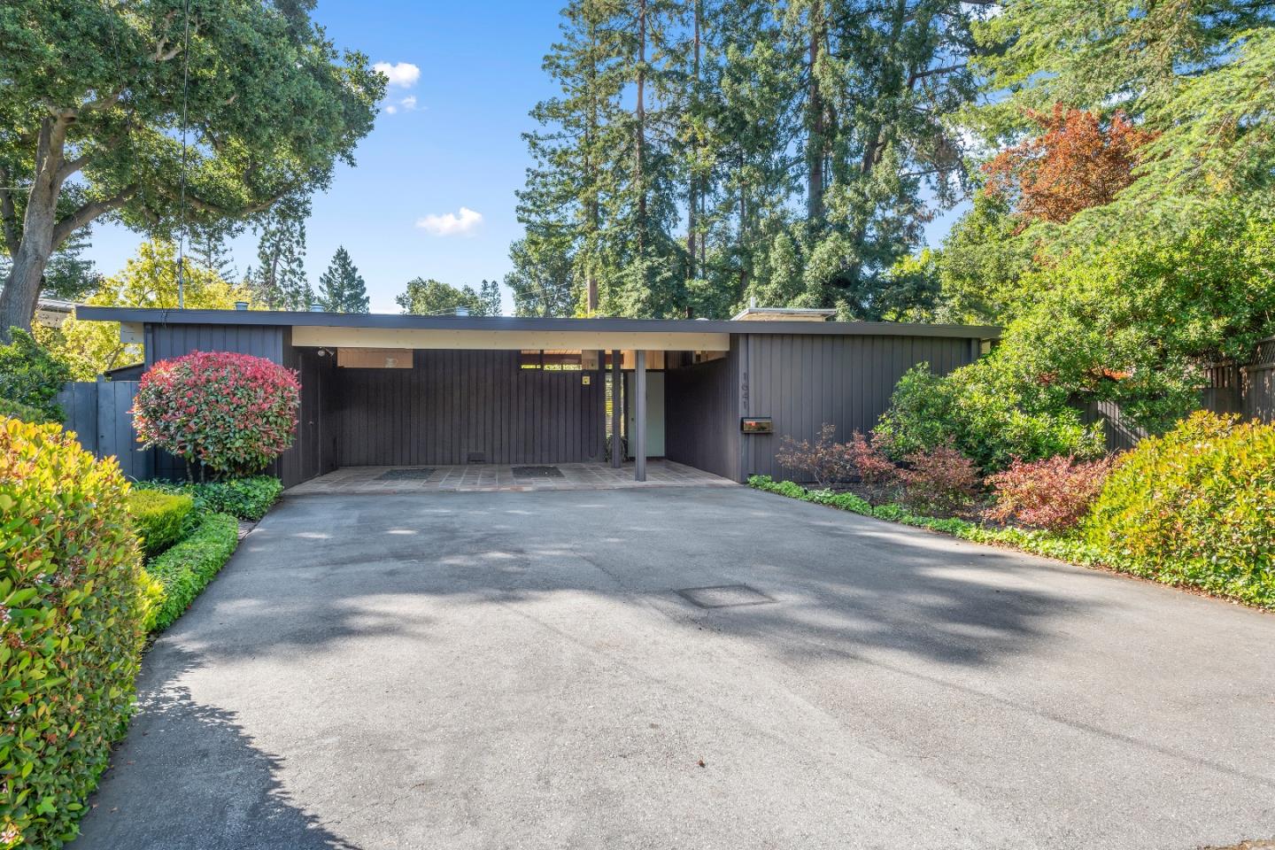 1641 Magnolia CT