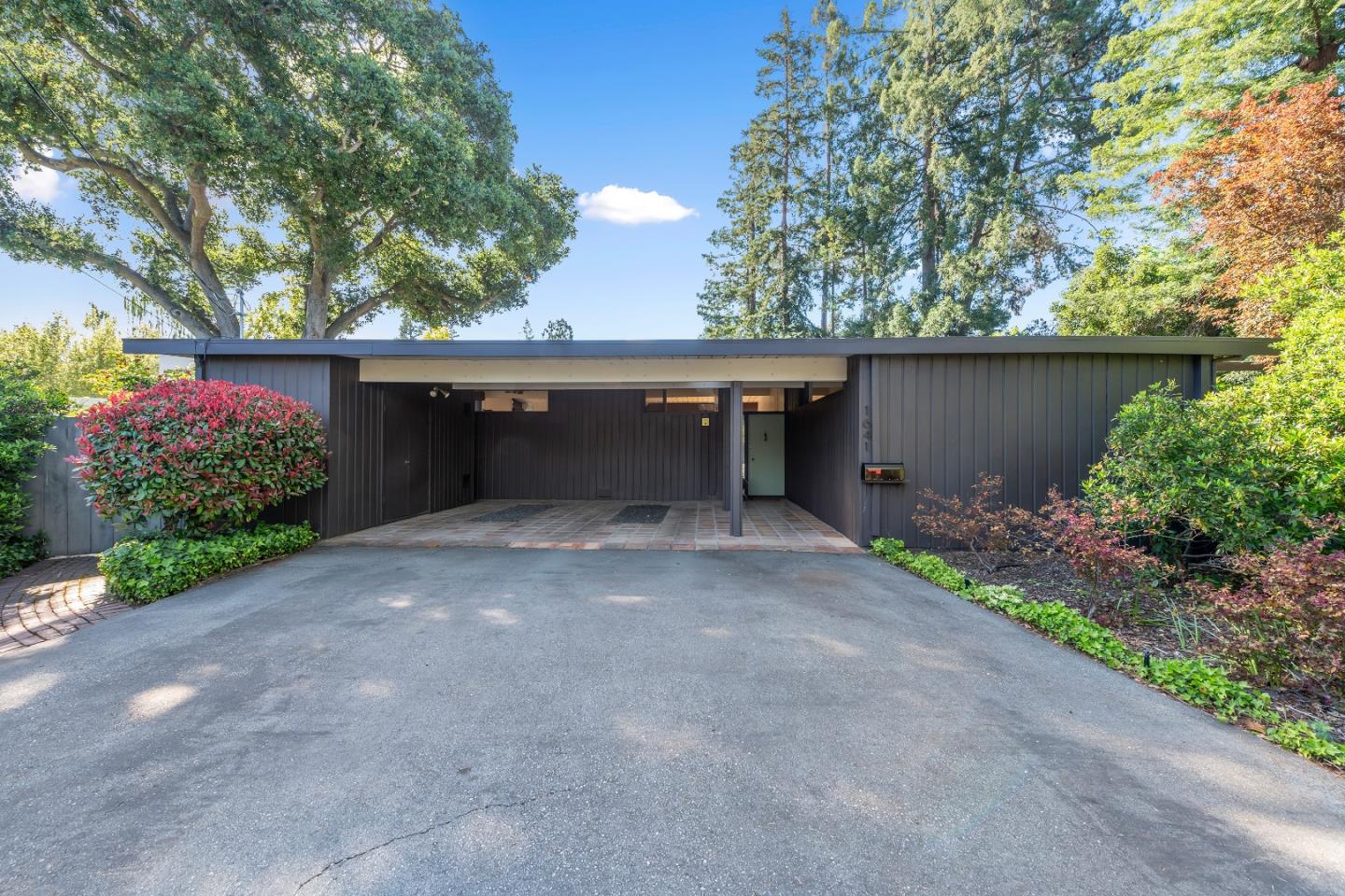 1641 Magnolia CT