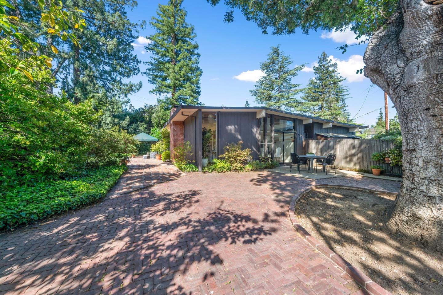 1641 Magnolia CT