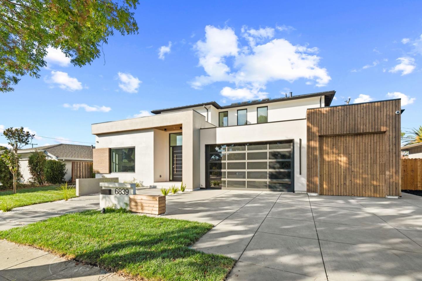 6839 W Riverside WAY