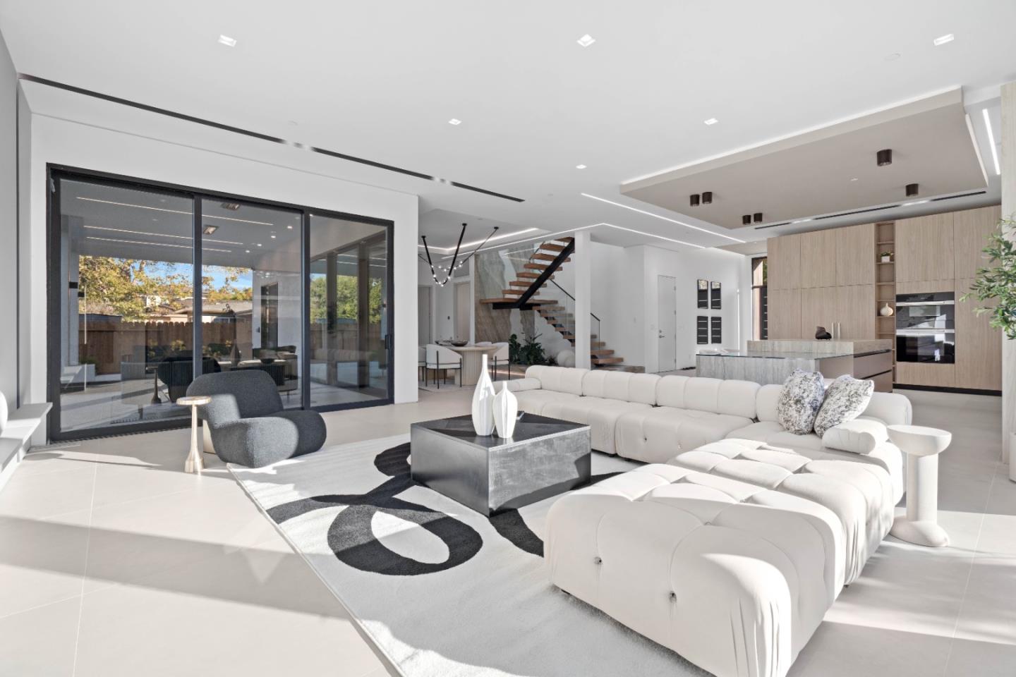 6839 W Riverside WAY