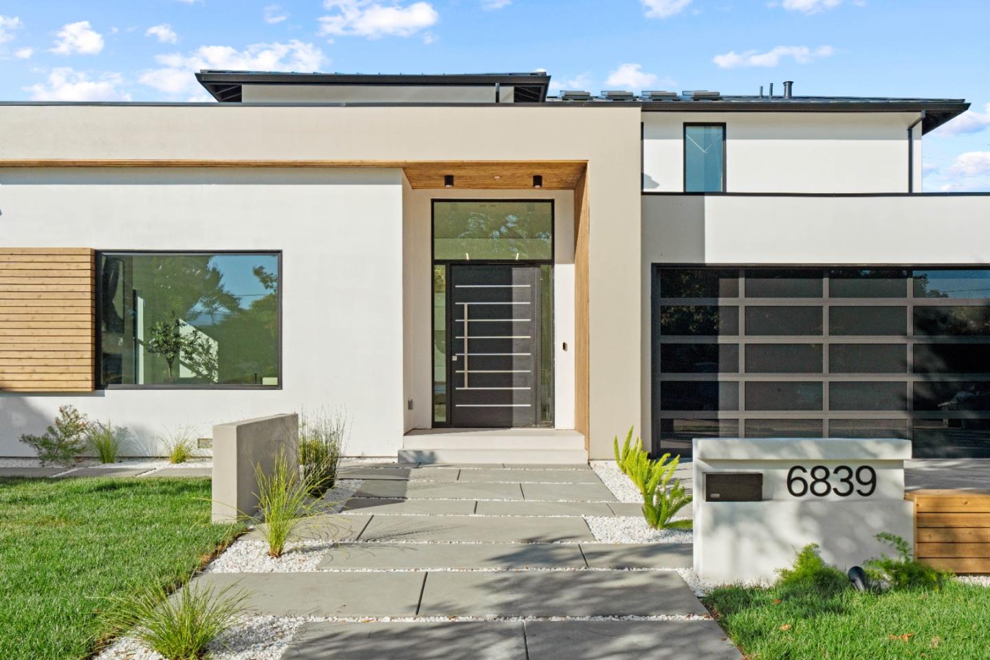 6839 W Riverside WAY