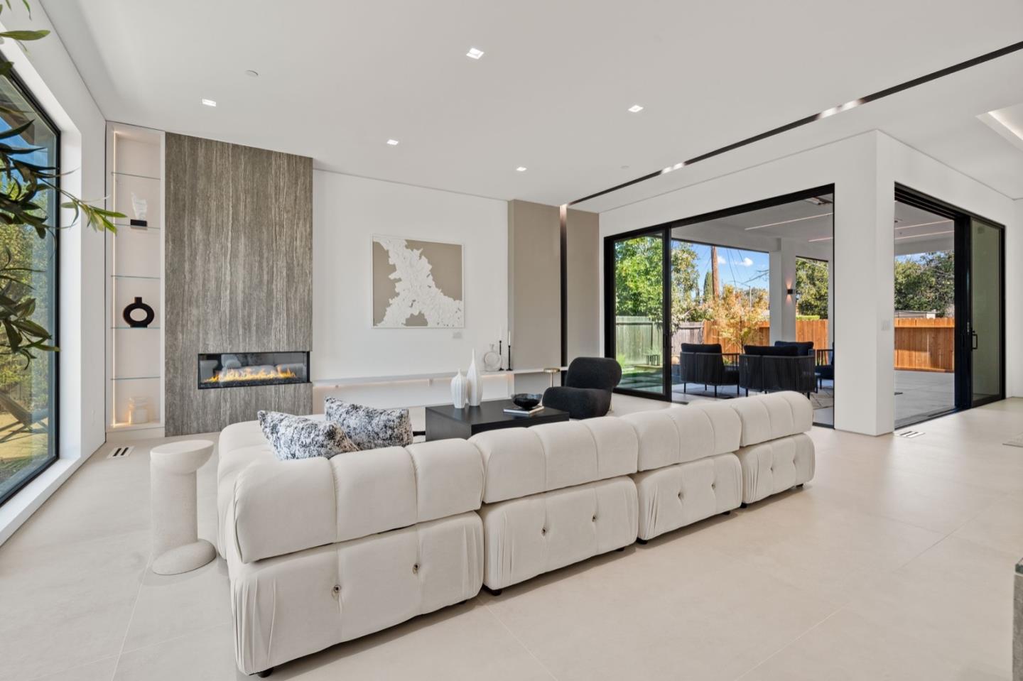 6839 W Riverside WAY