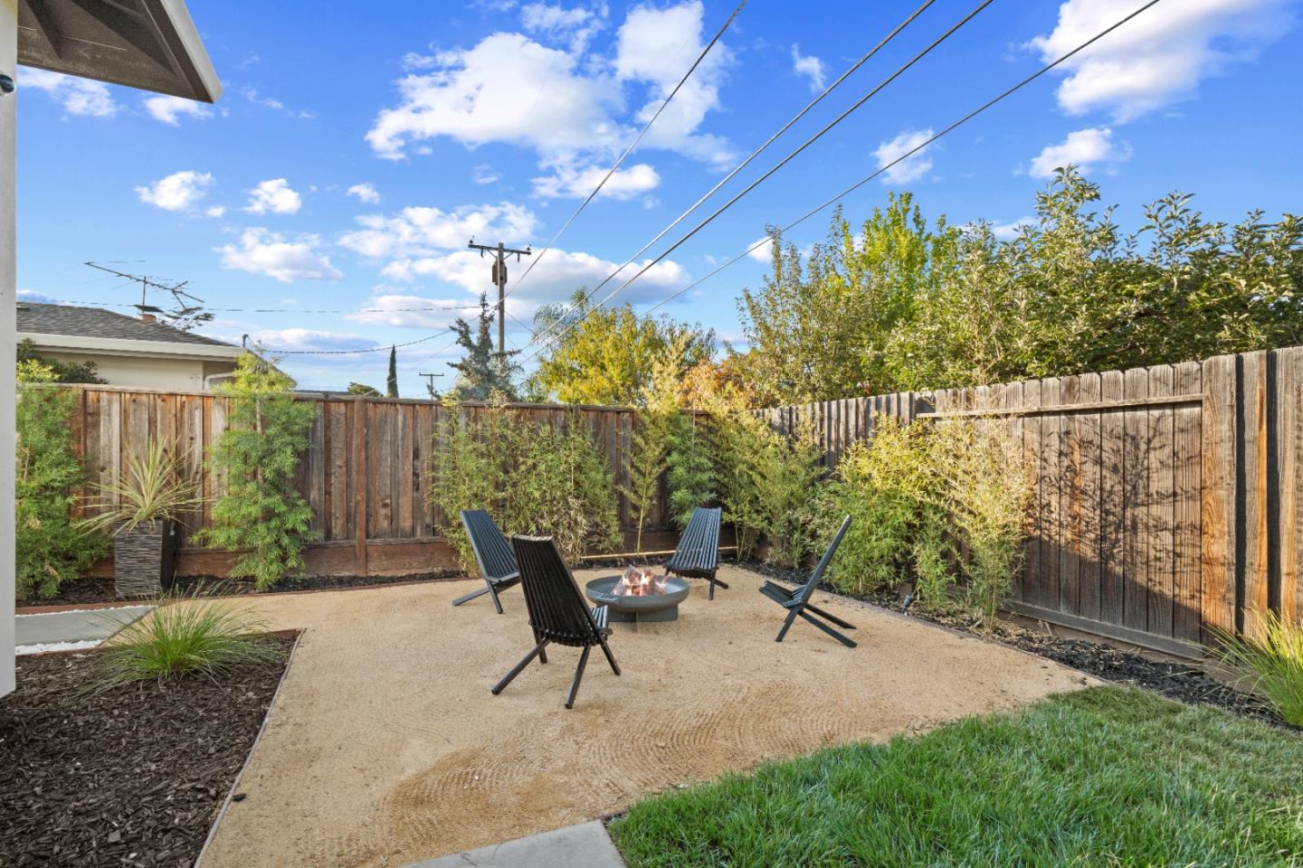 6839 W Riverside WAY