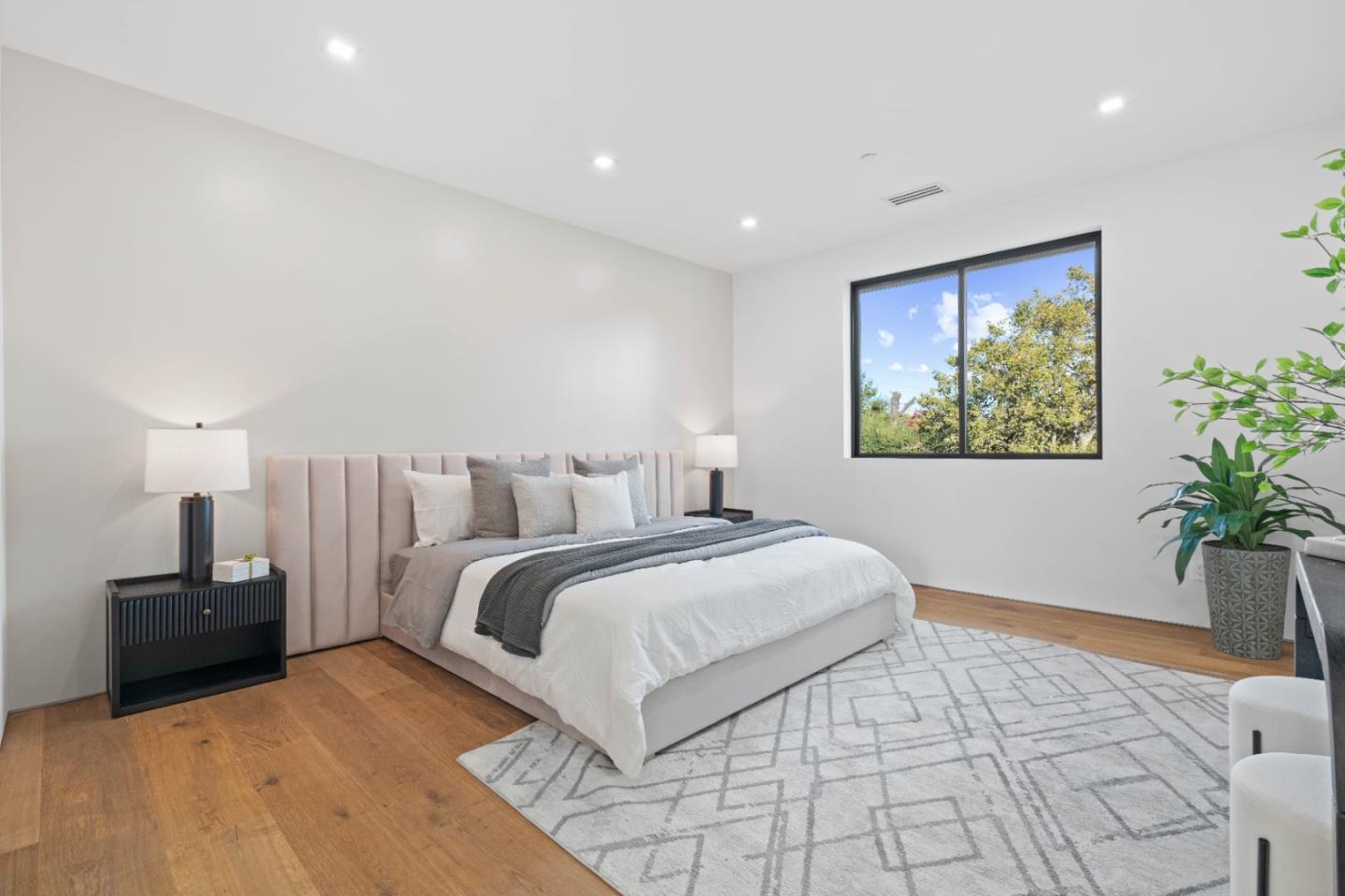 6839 W Riverside WAY