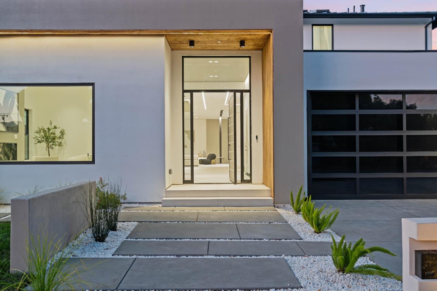 6839 W Riverside WAY