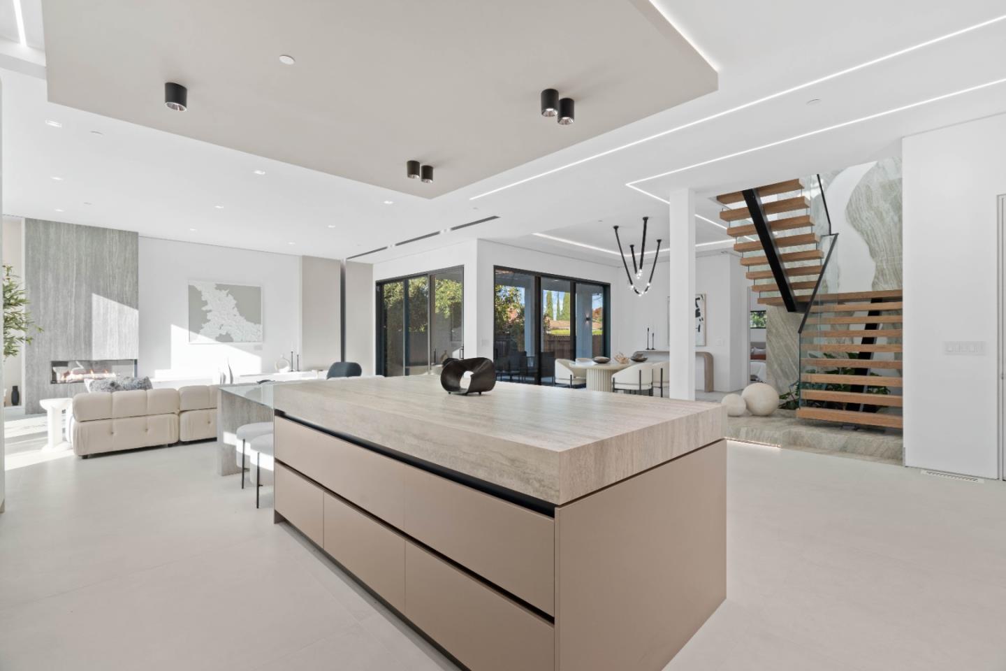 6839 W Riverside WAY