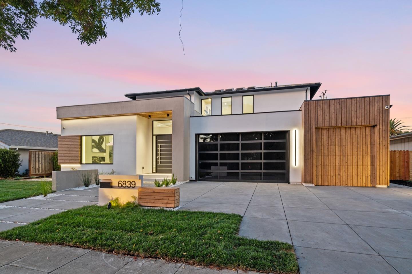 6839 W Riverside WAY