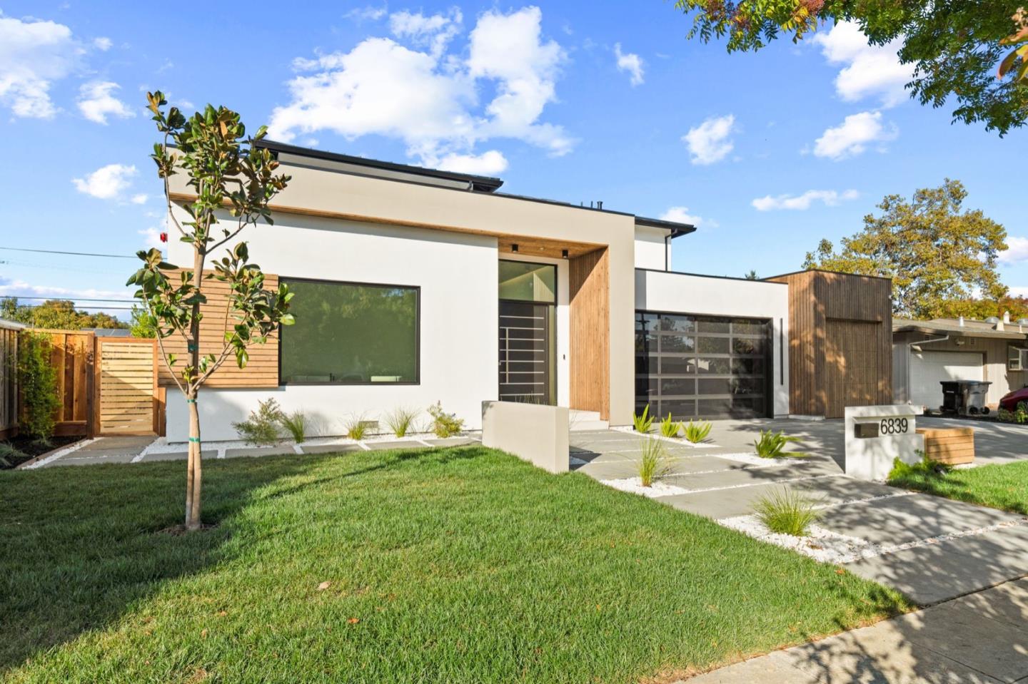 6839 W Riverside WAY