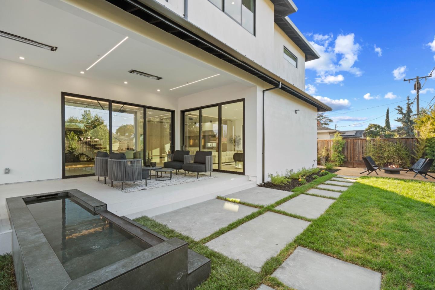 6839 W Riverside WAY