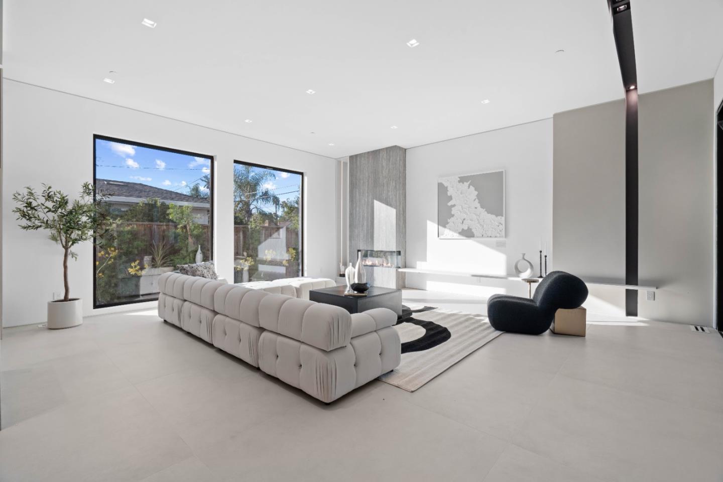 6839 W Riverside WAY