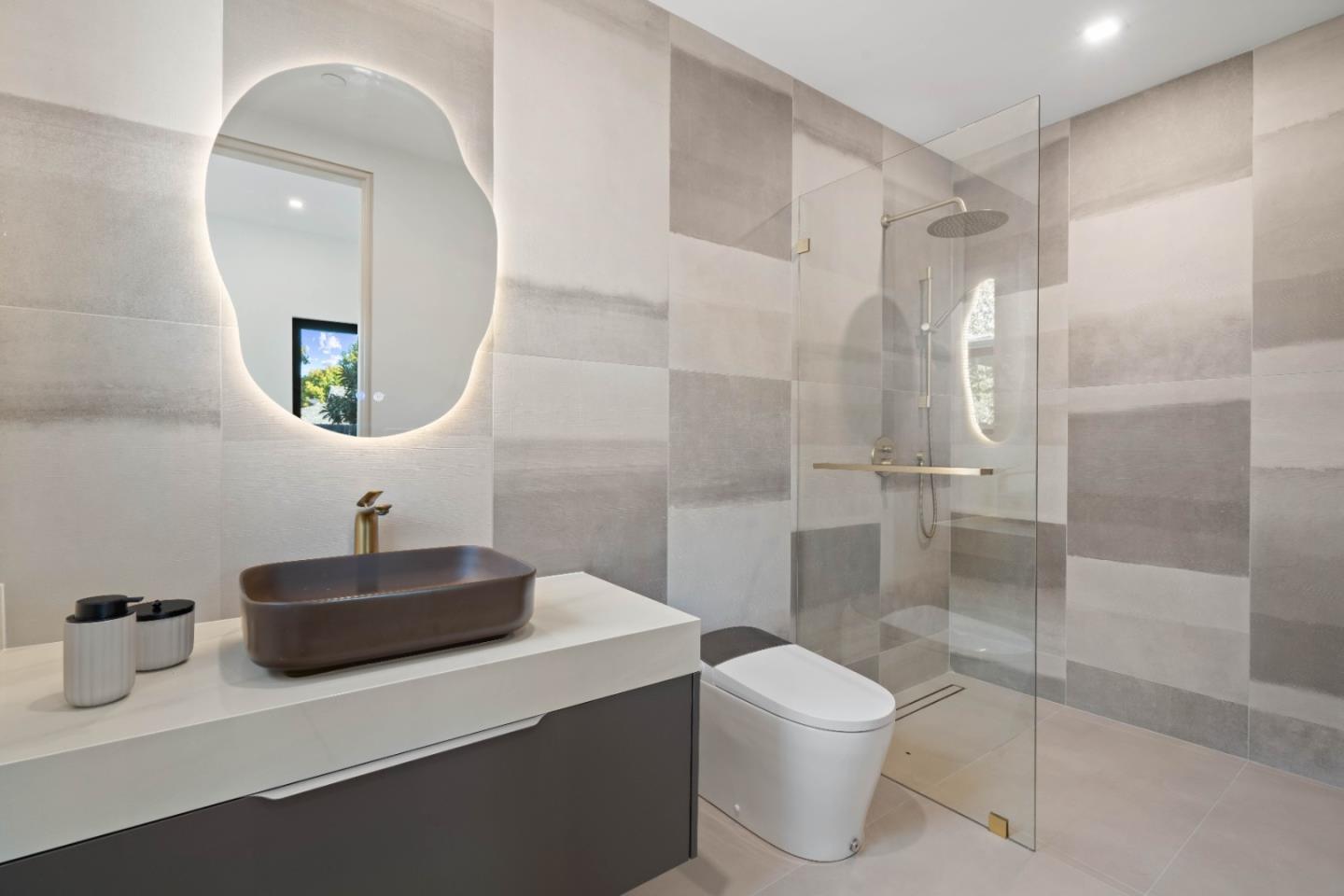 6839 W Riverside WAY