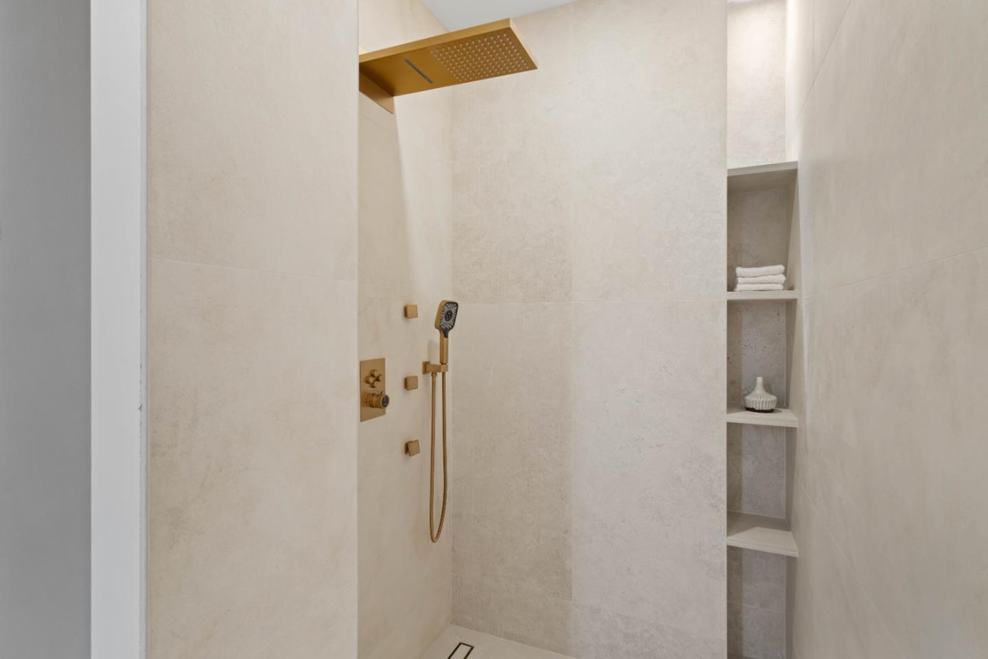 6839 W Riverside WAY