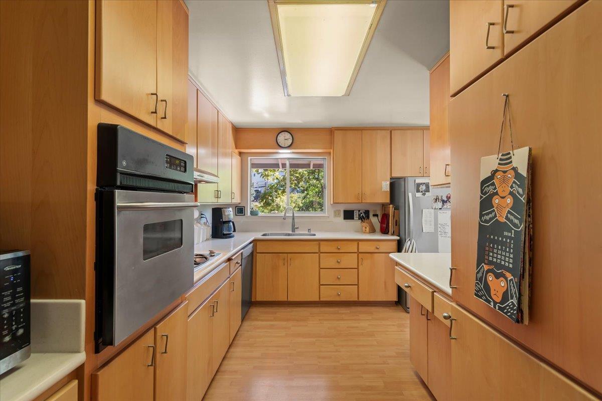 15292 Stratford Court