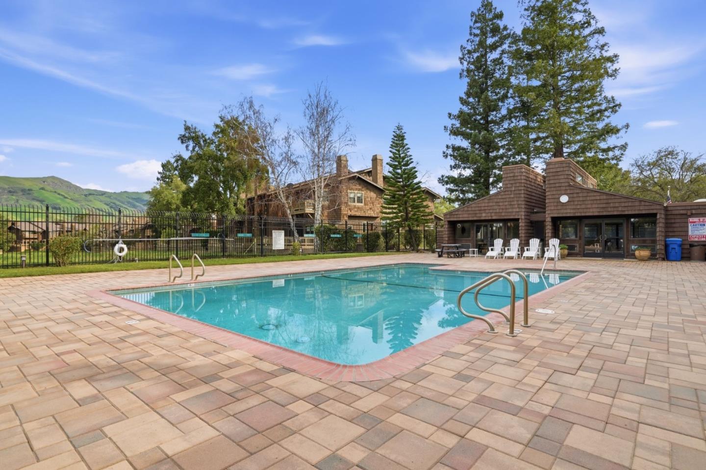 43524 Ocaso Corte Street