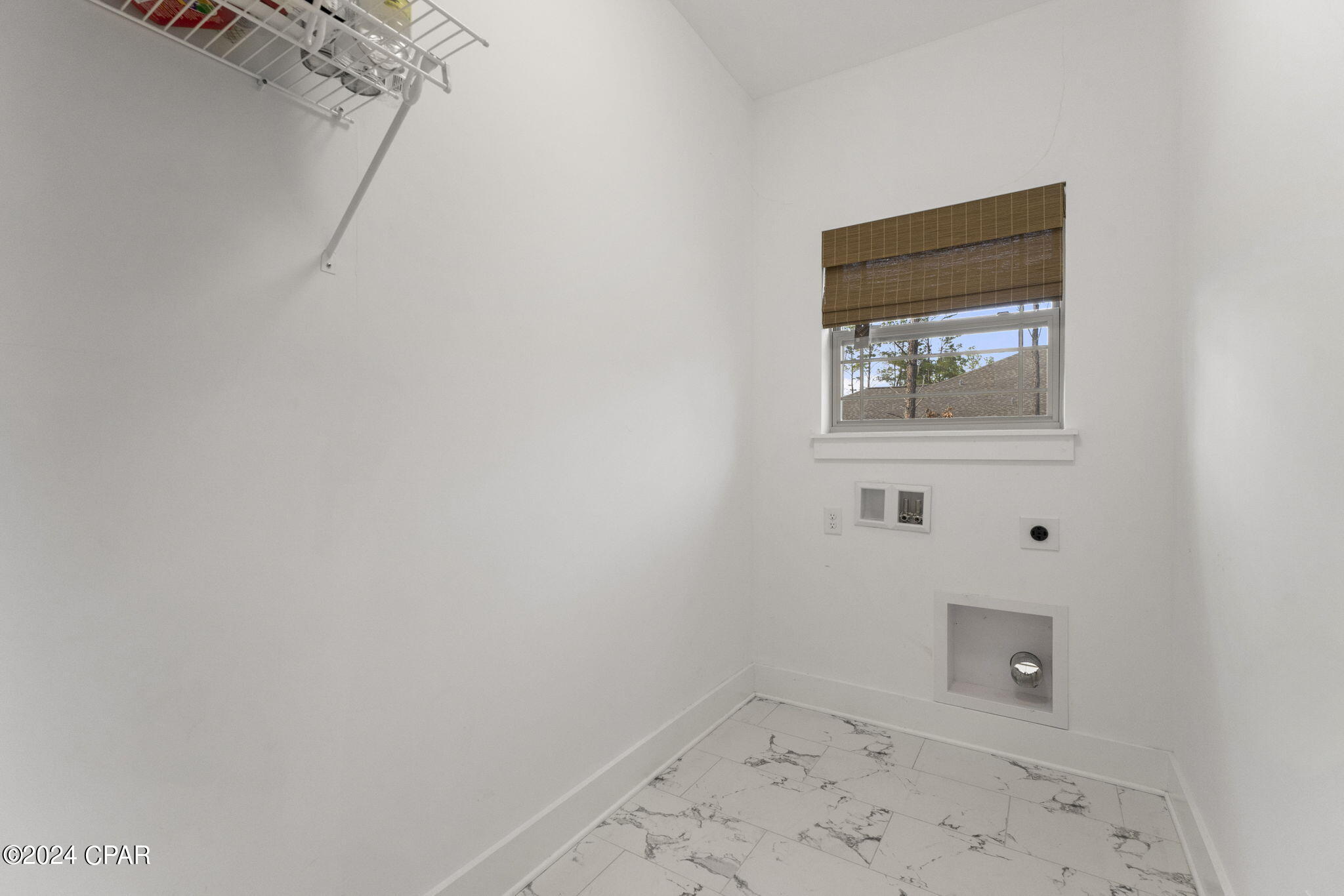 1637 White Western Lake Lane