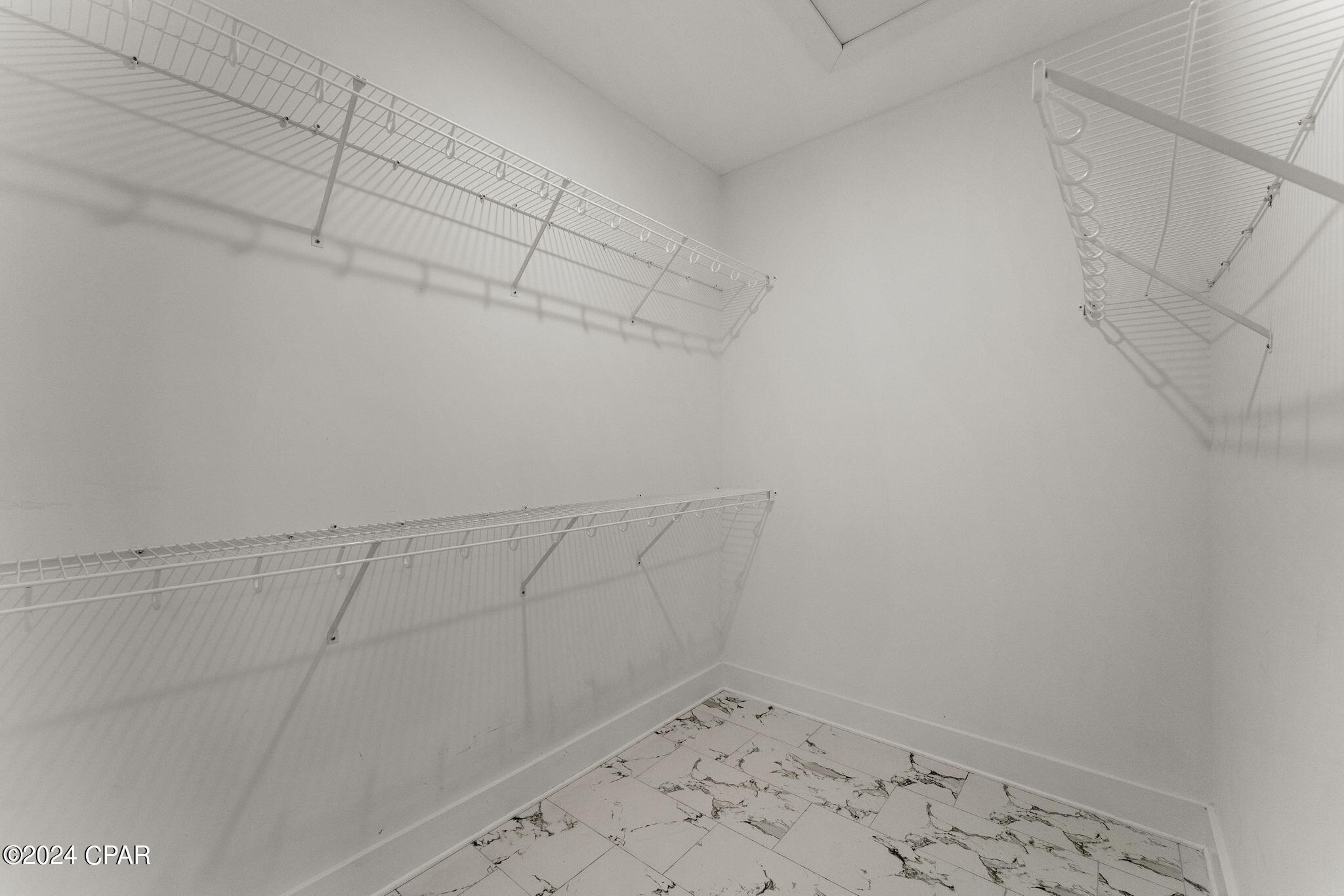 1637 White Western Lake Lane