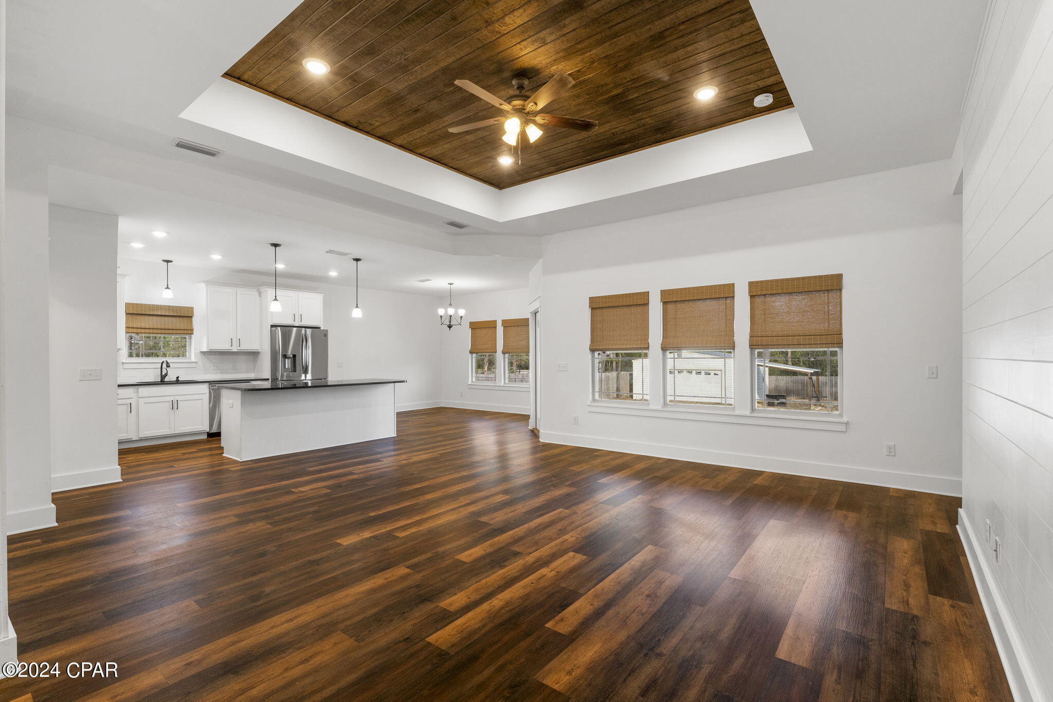 1637 White Western Lake Lane