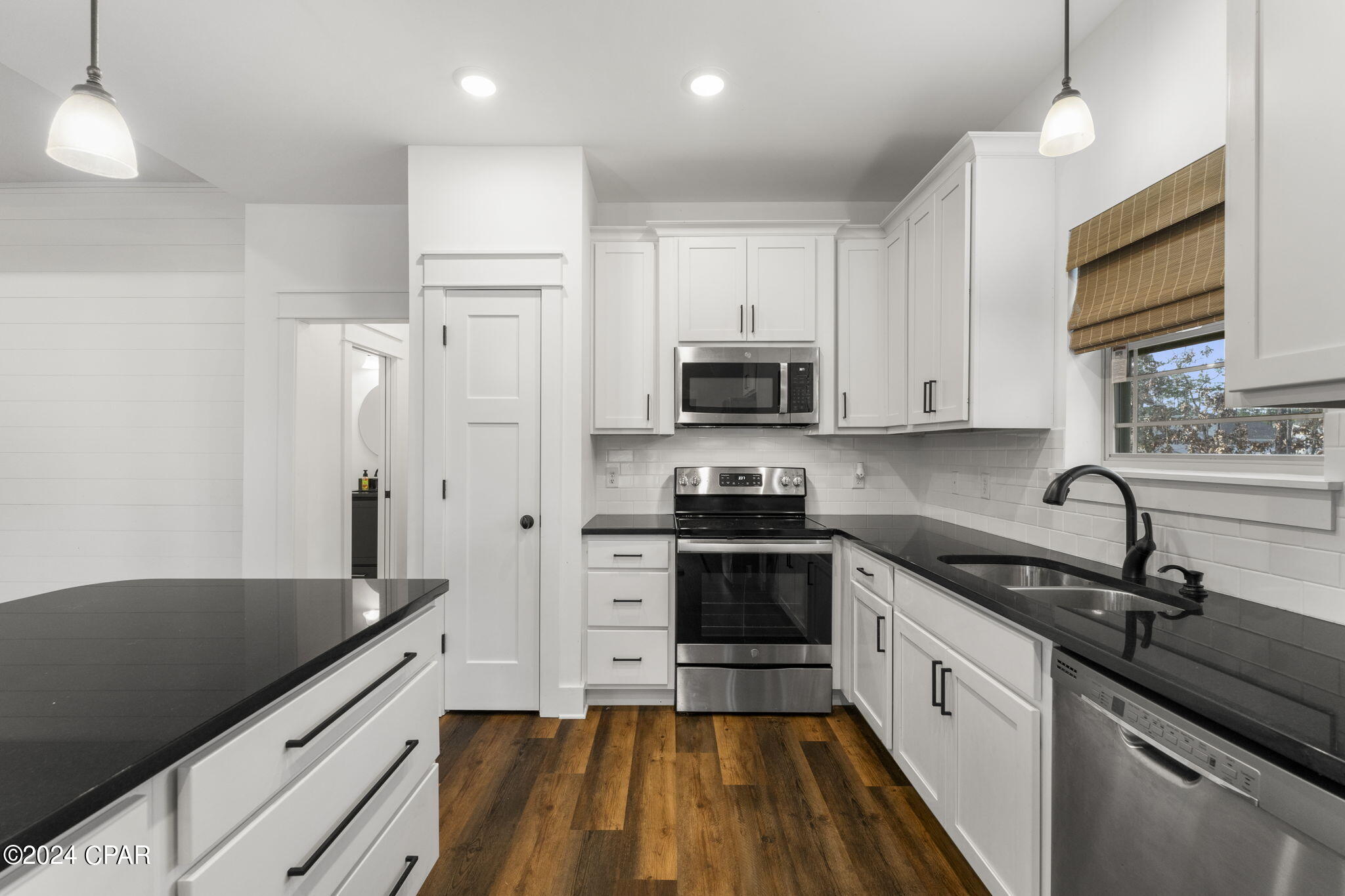 1637 White Western Lake Lane