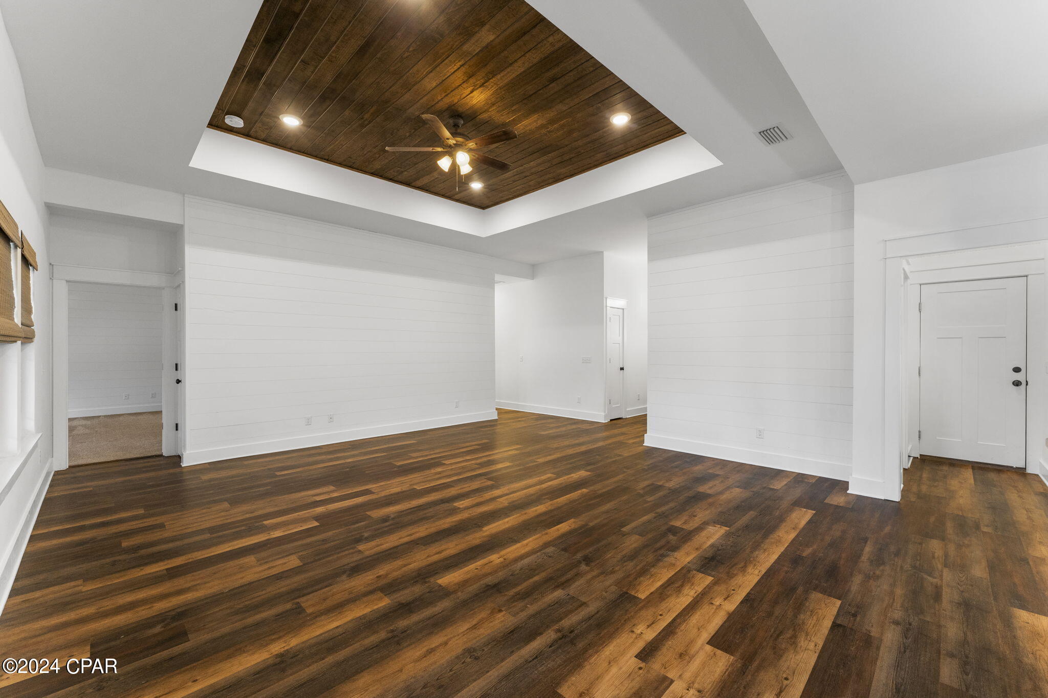 1637 White Western Lake Lane