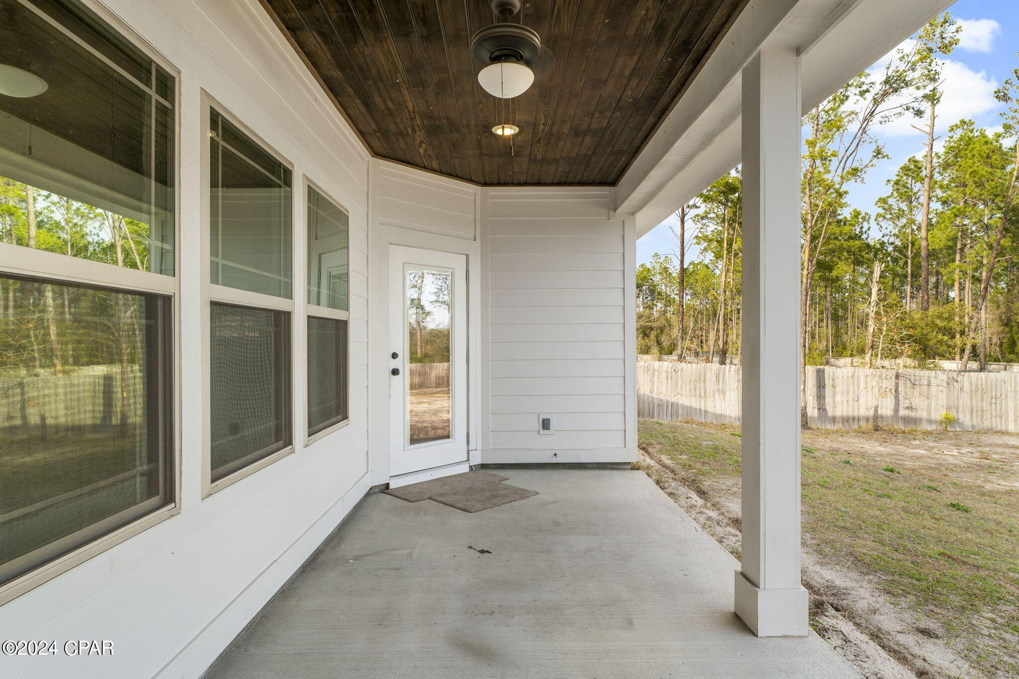 1637 White Western Lake Lane