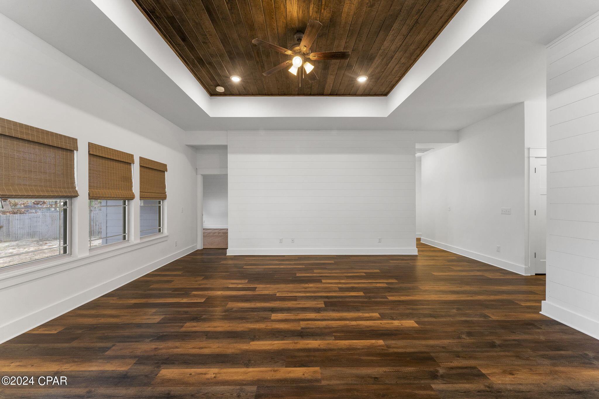 1637 White Western Lake Lane