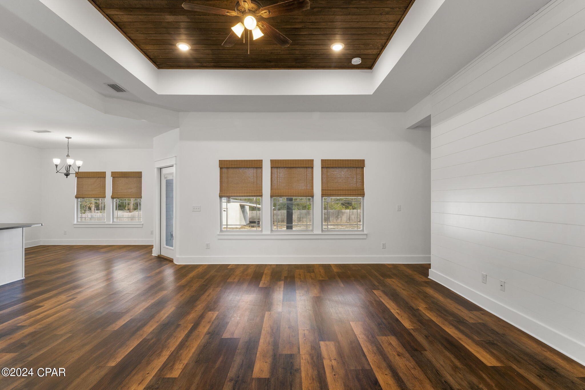 1637 White Western Lake Lane