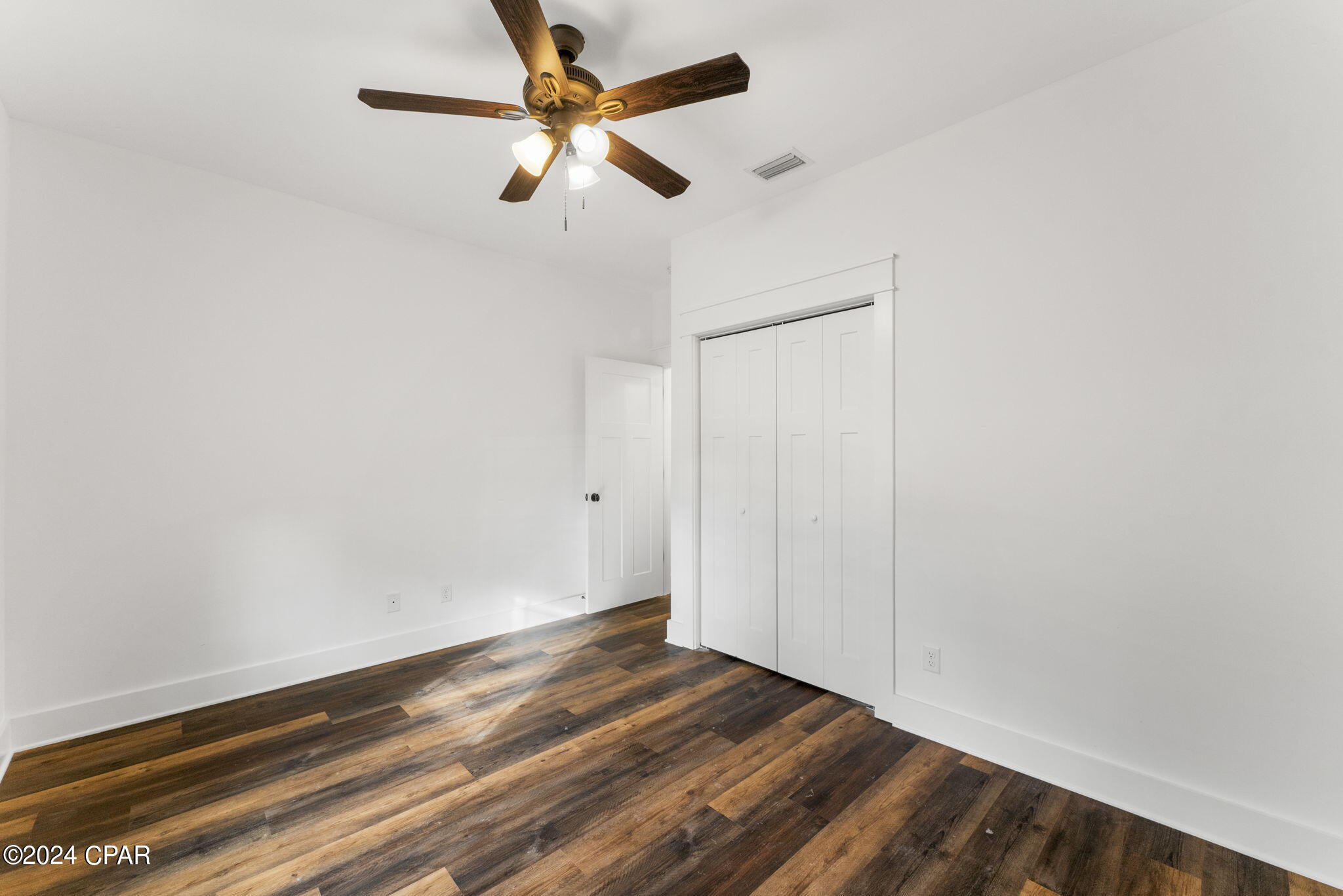 1637 White Western Lake Lane