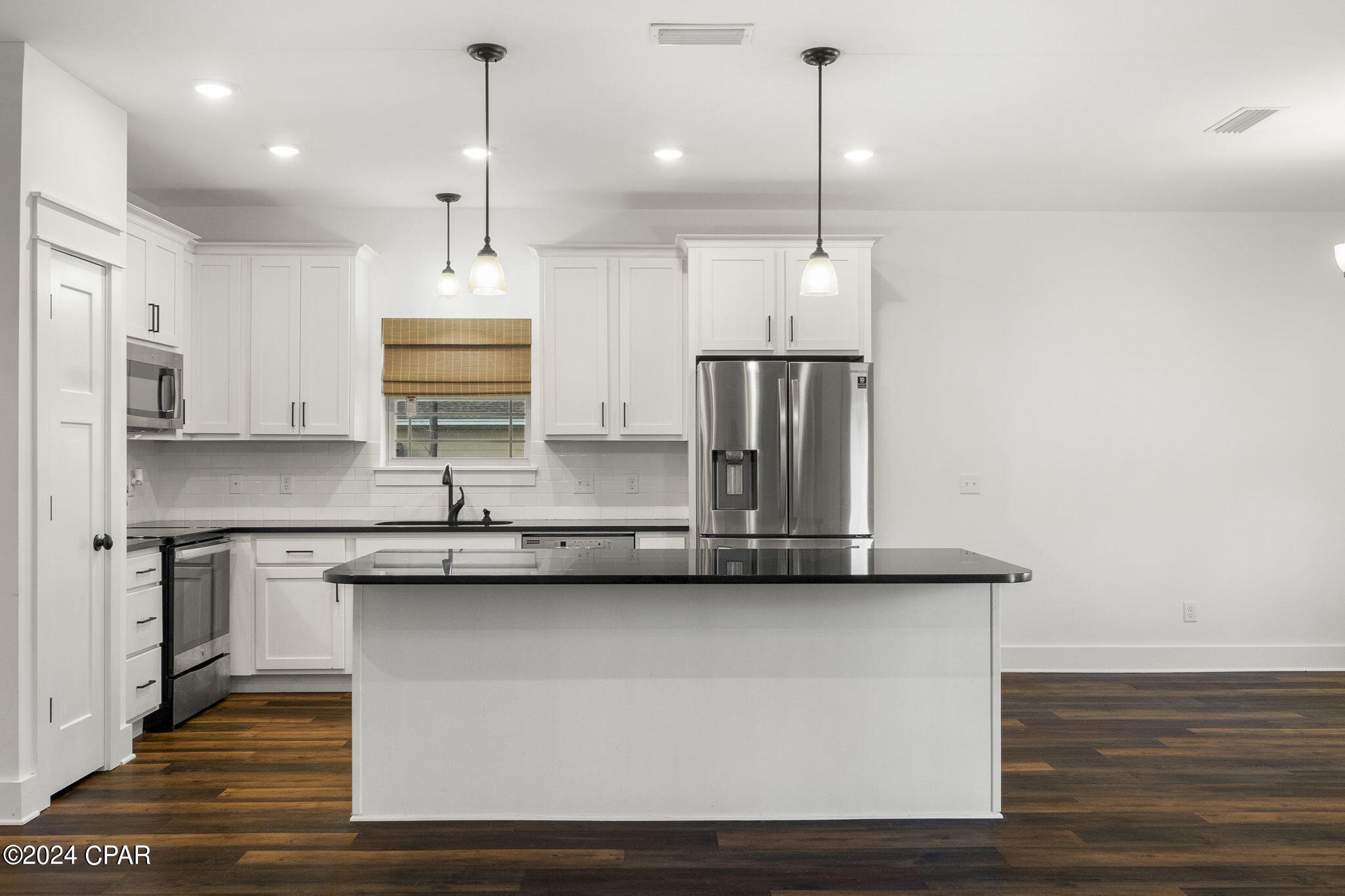 1637 White Western Lake Lane