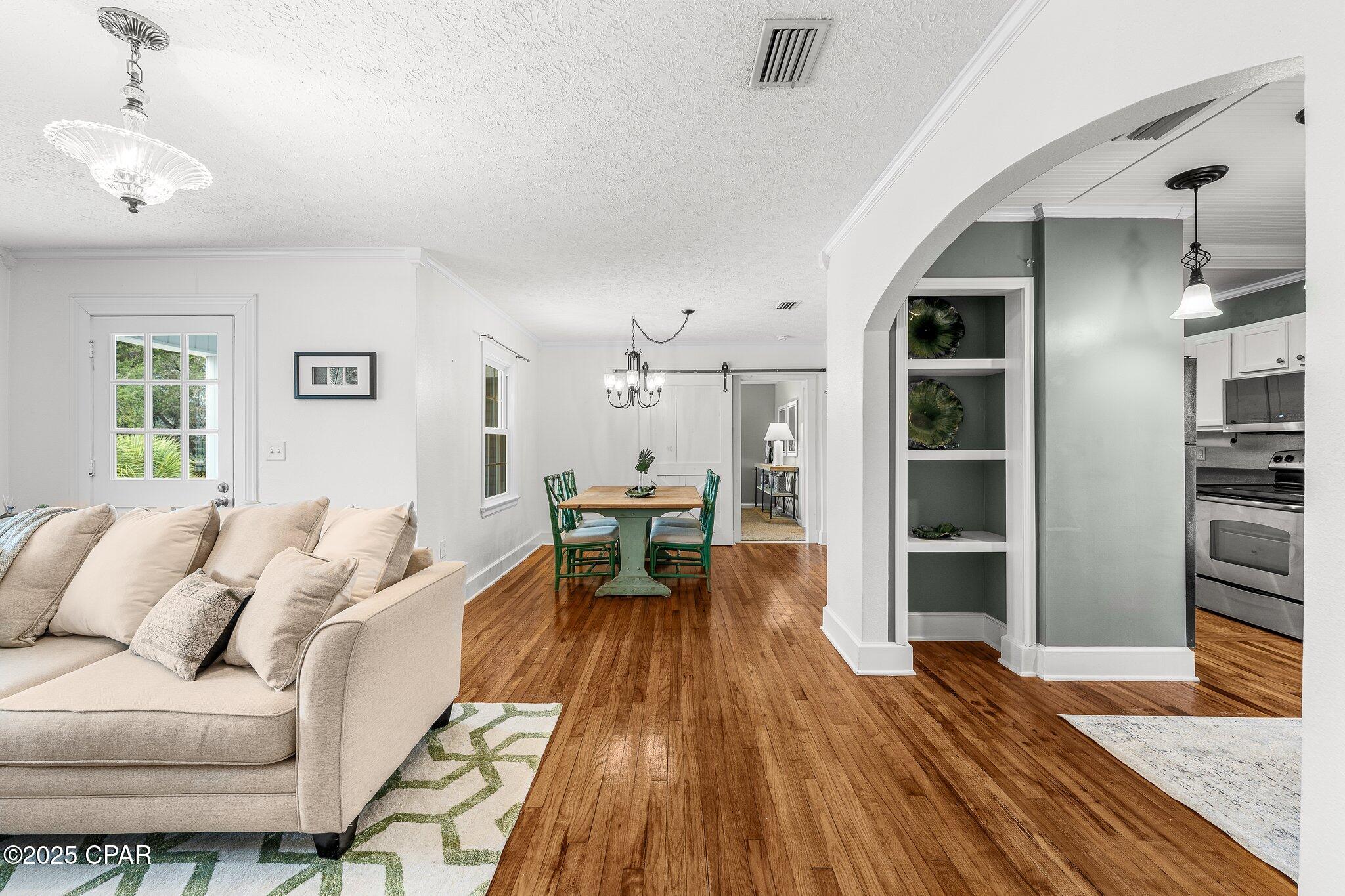 306 N Cove Boulevard