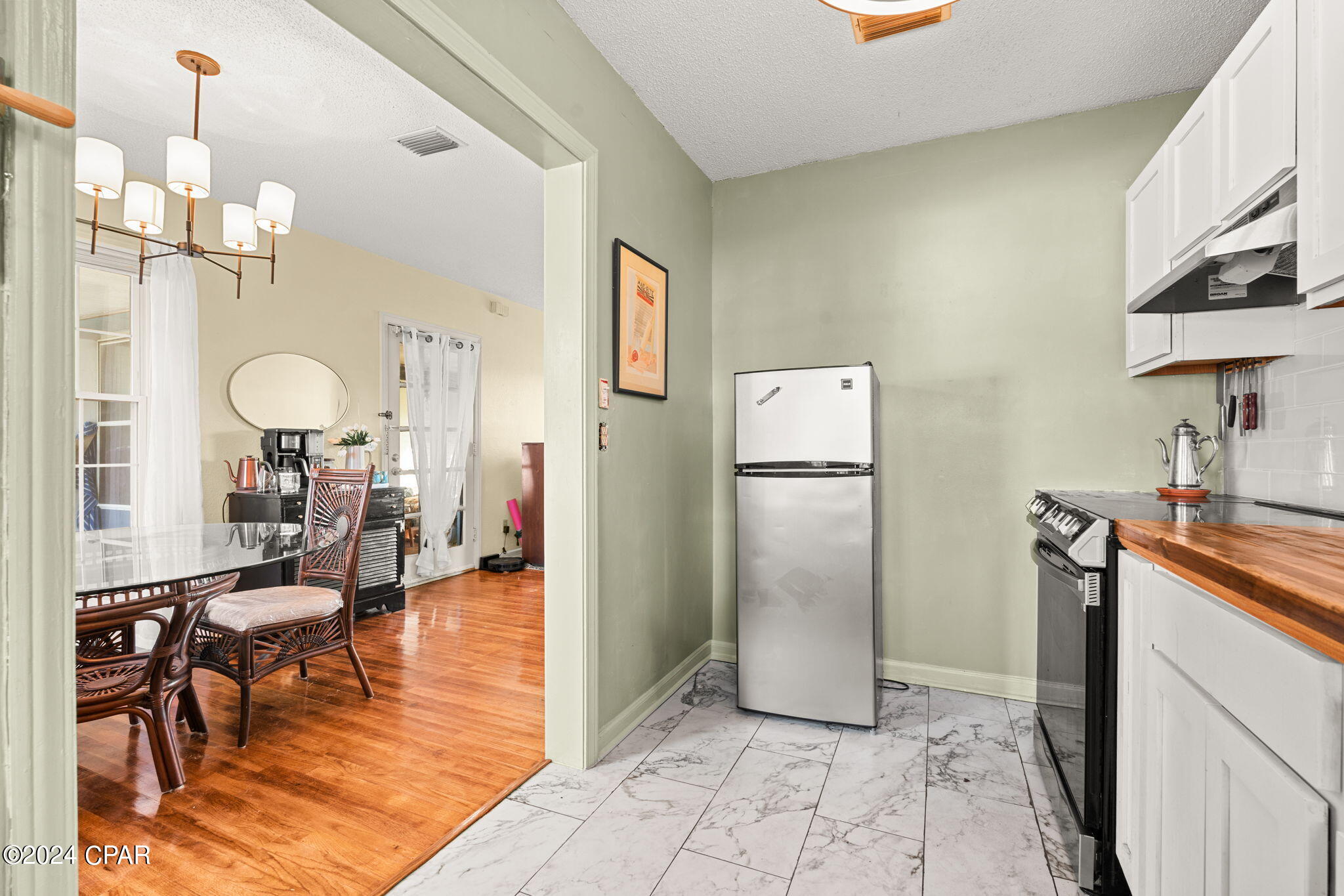 1103 E 2nd Court