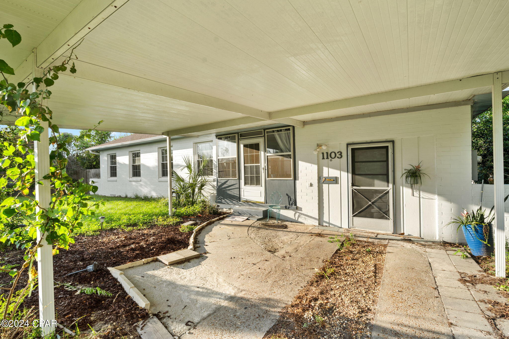 1103 E 2nd Court