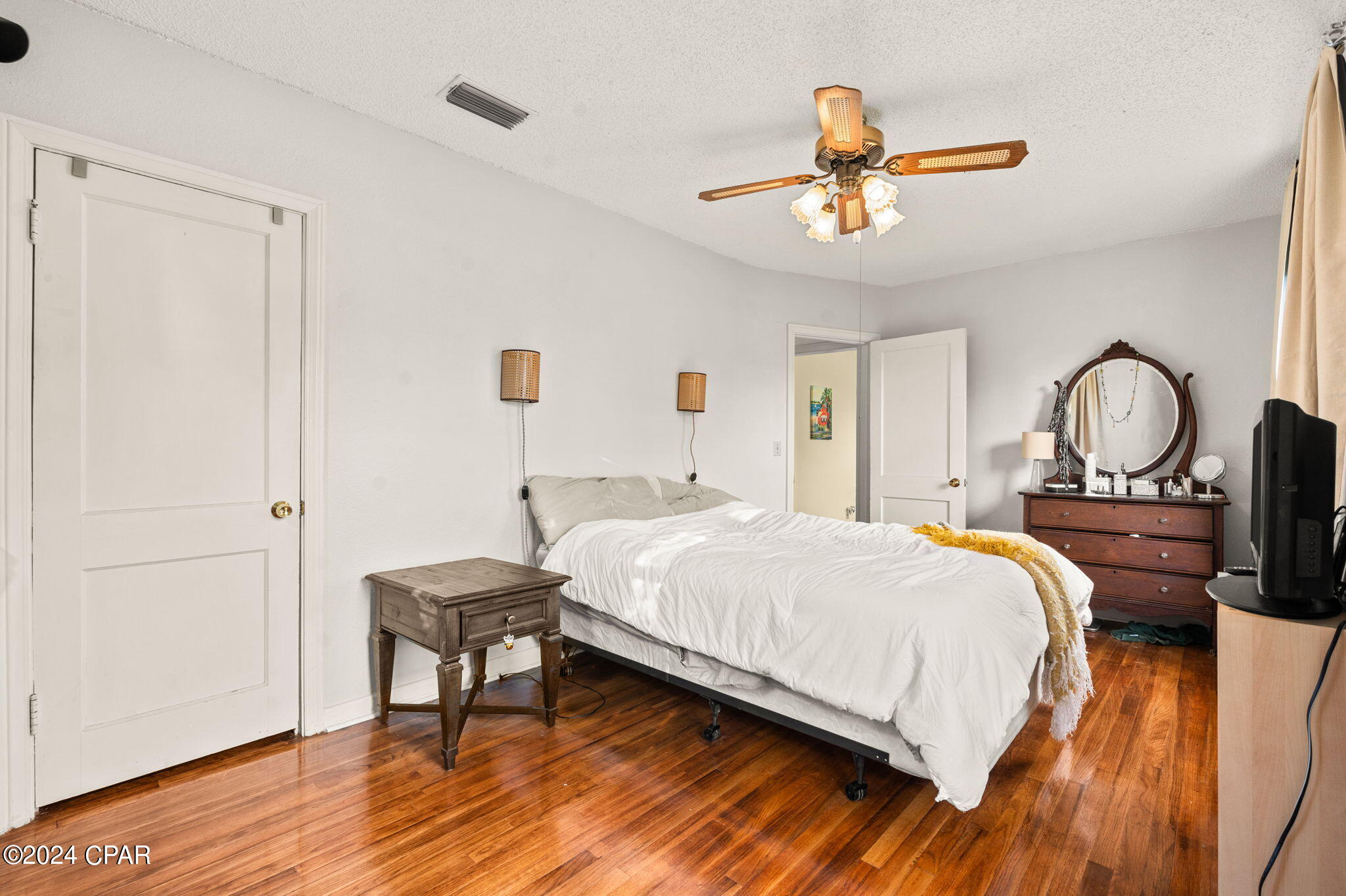 1103 E 2nd Court