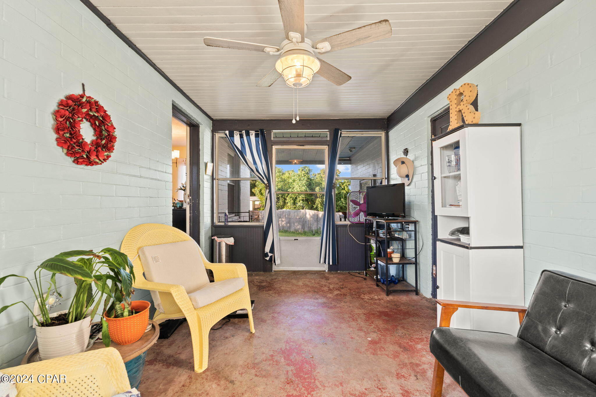 1103 E 2nd Court