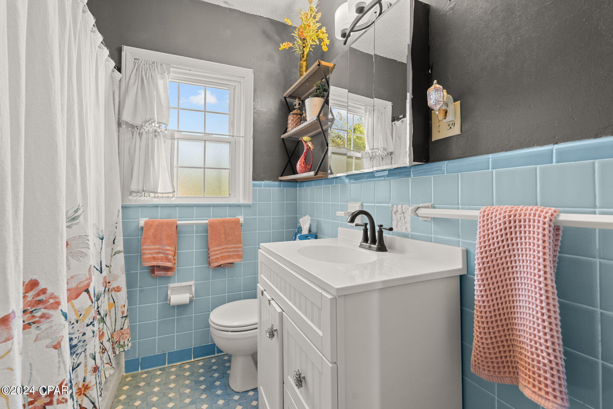 1103 E 2nd Court