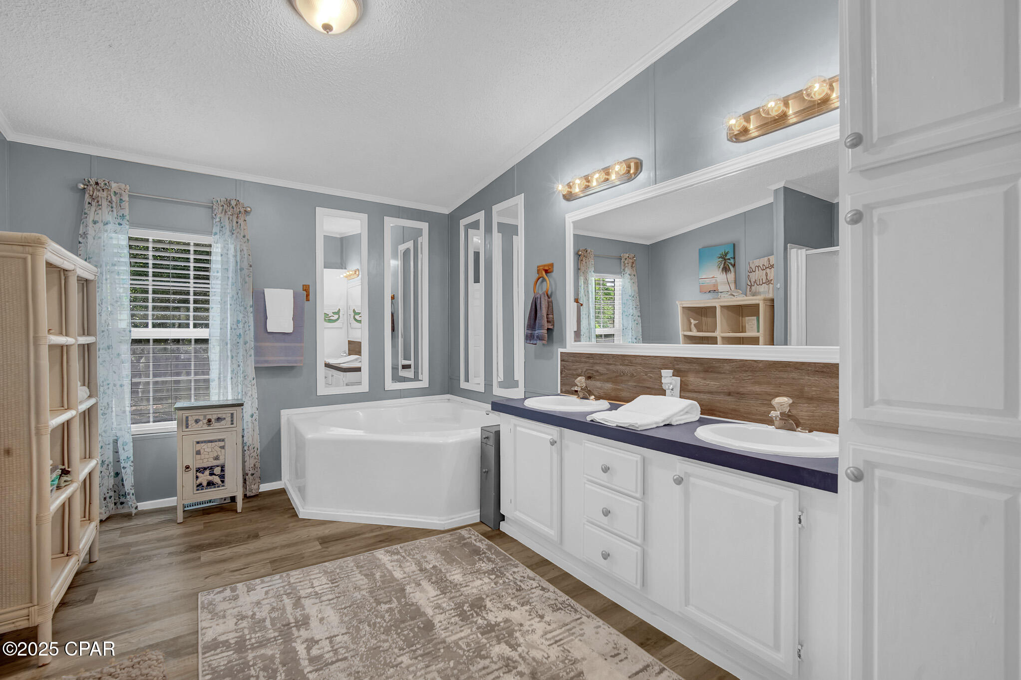 22011 Lakeview Drive