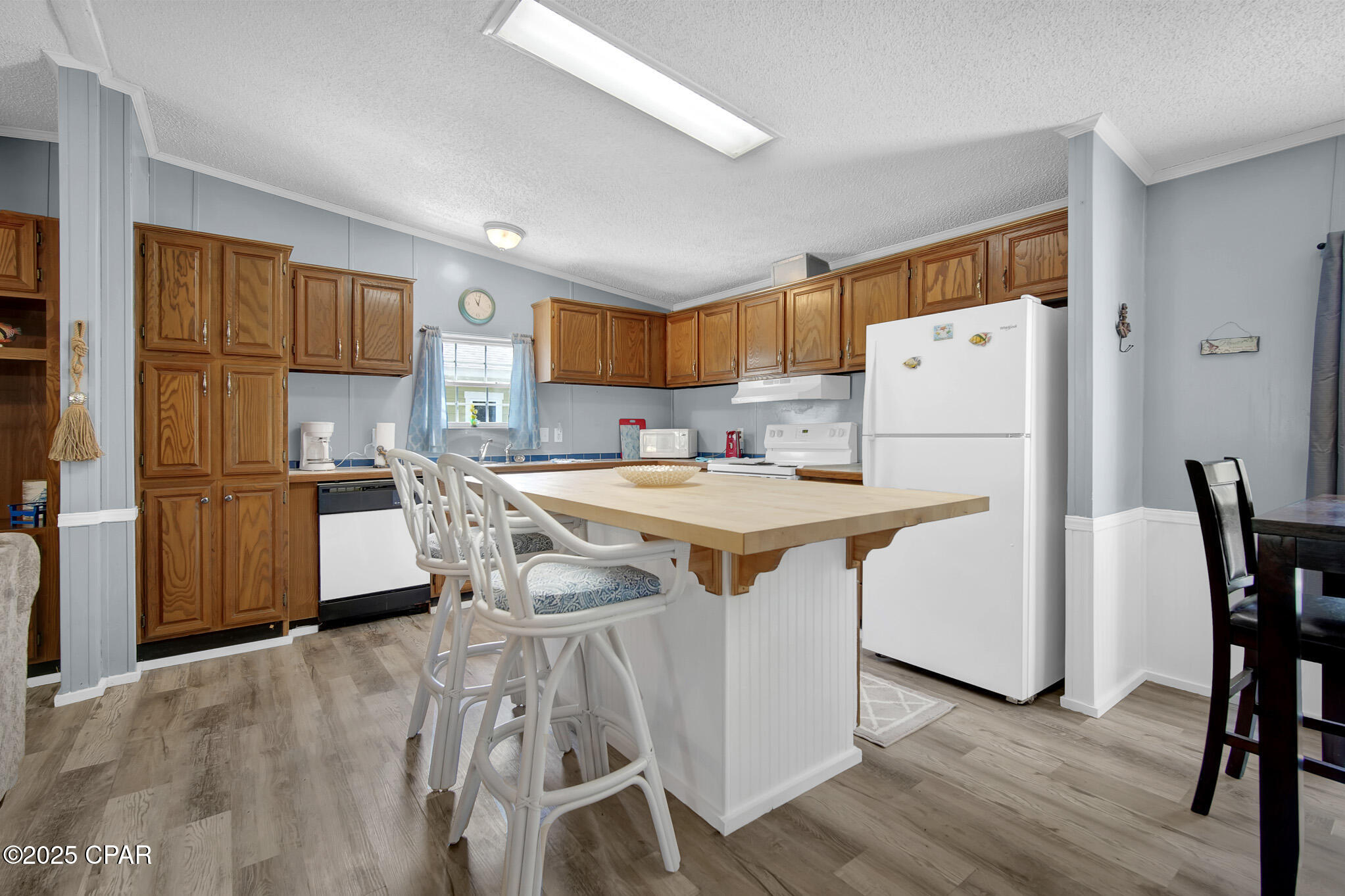 22011 Lakeview Drive