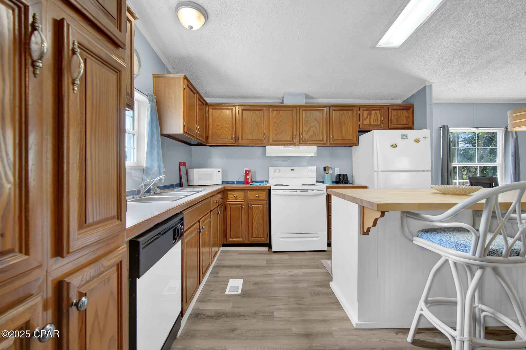 22011 Lakeview Drive