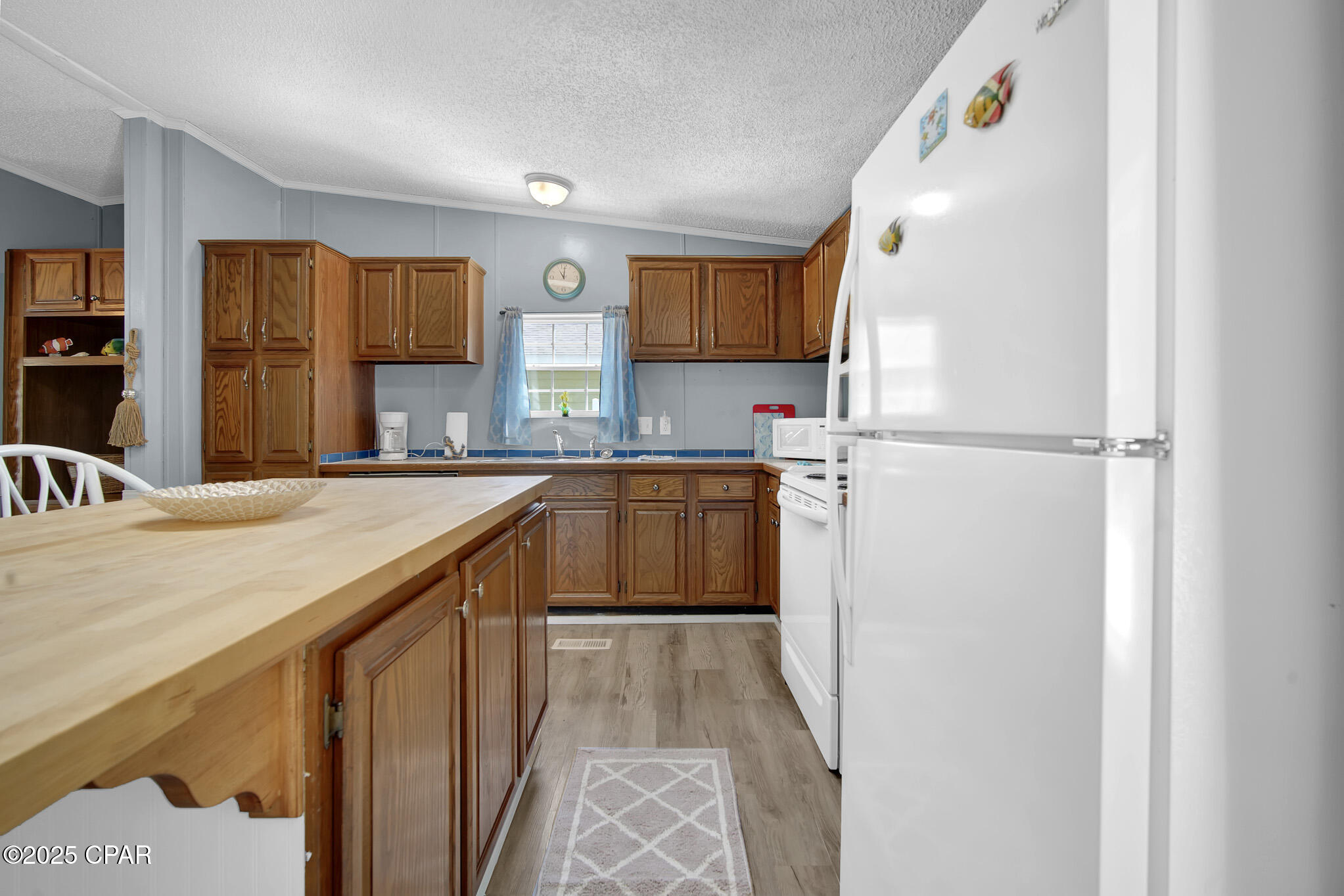 22011 Lakeview Drive