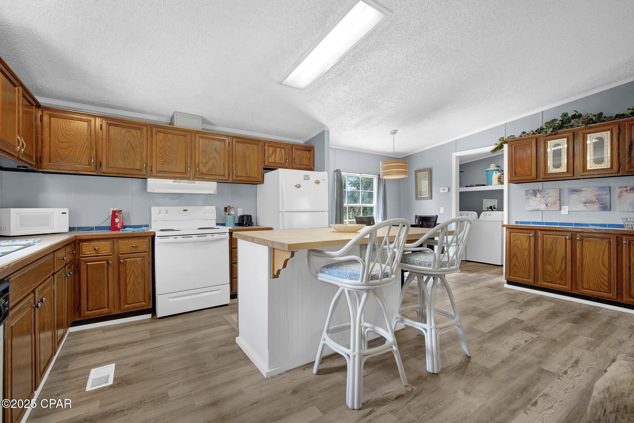 22011 Lakeview Drive