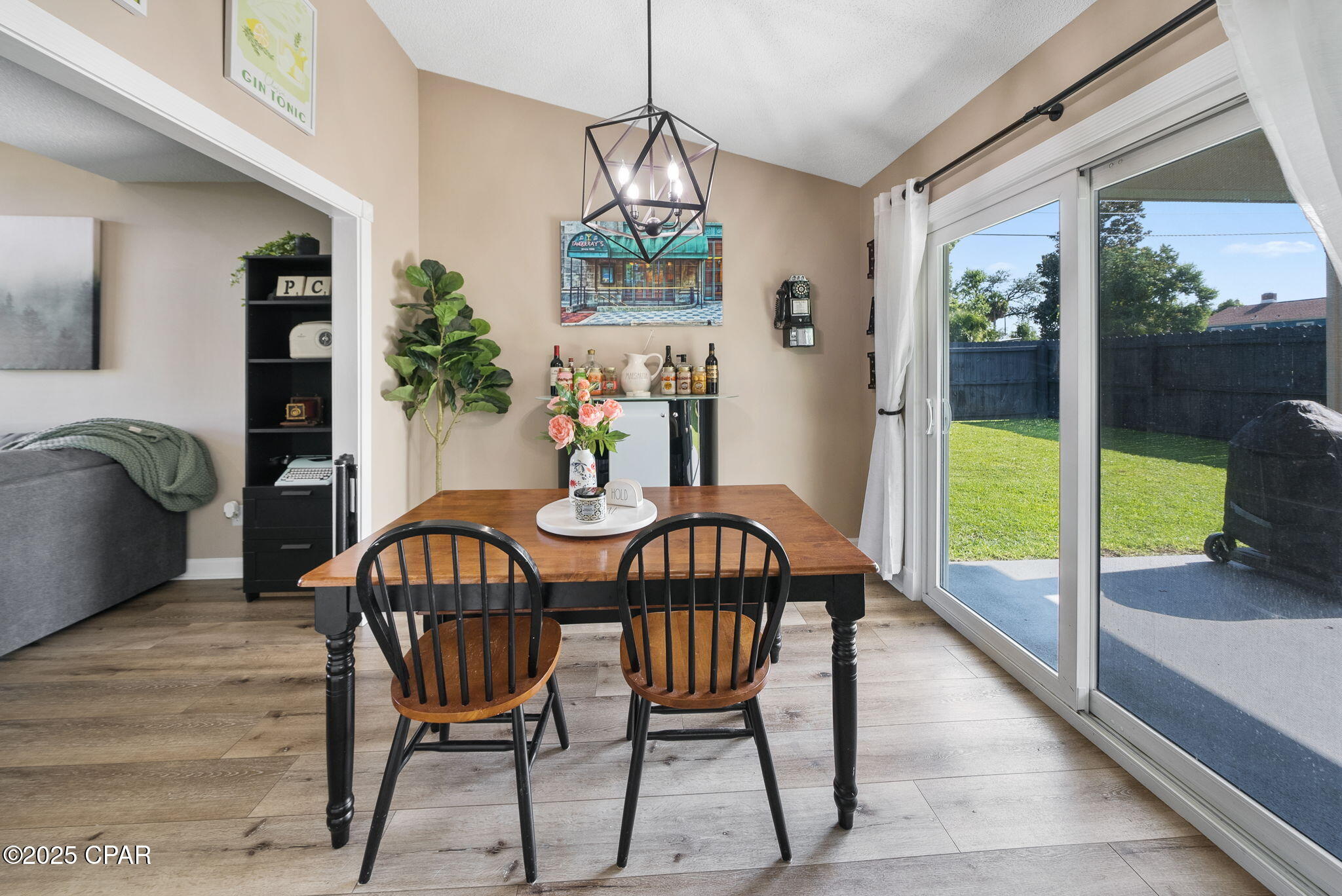 228 N Macarthur Avenue