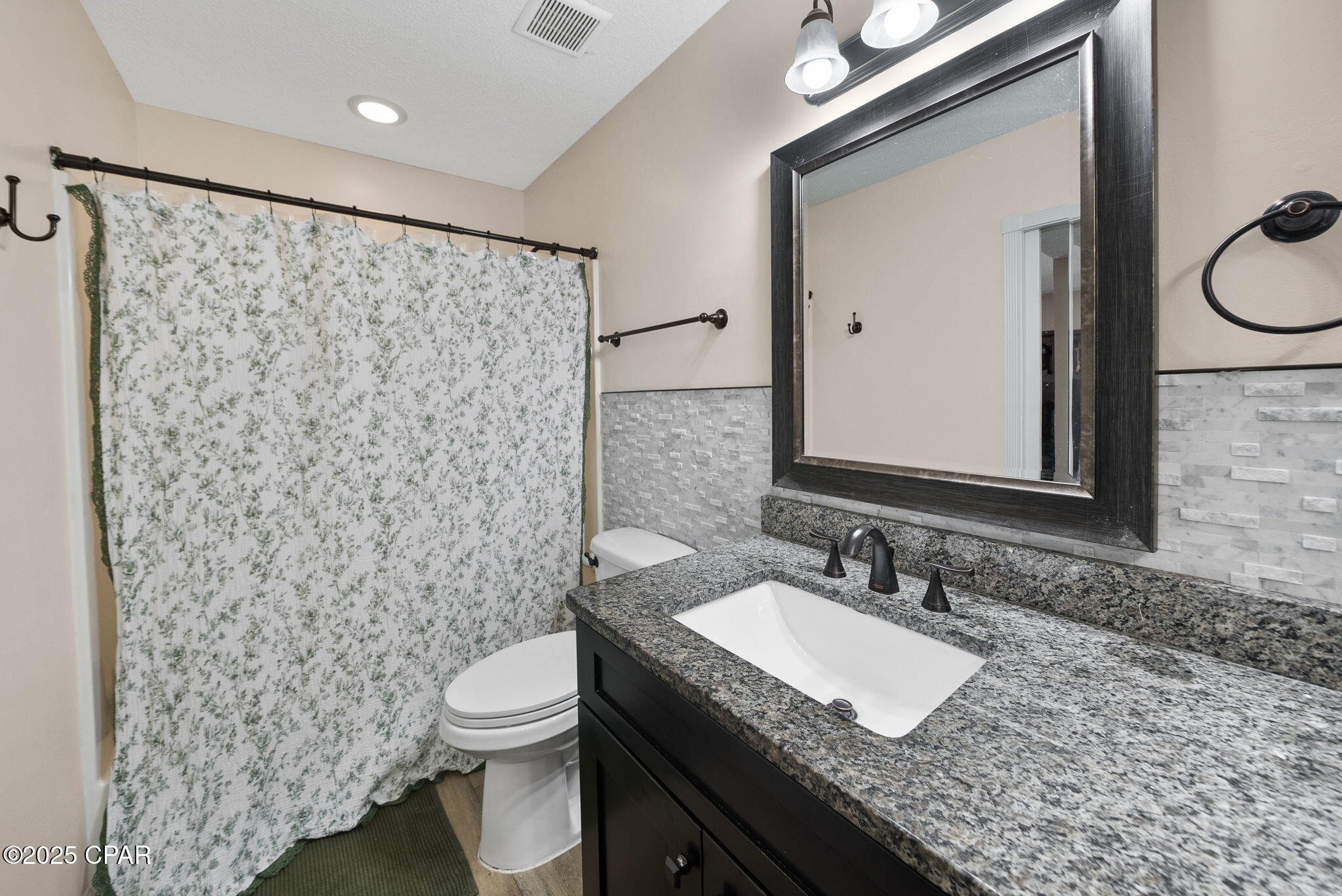 228 N Macarthur Avenue