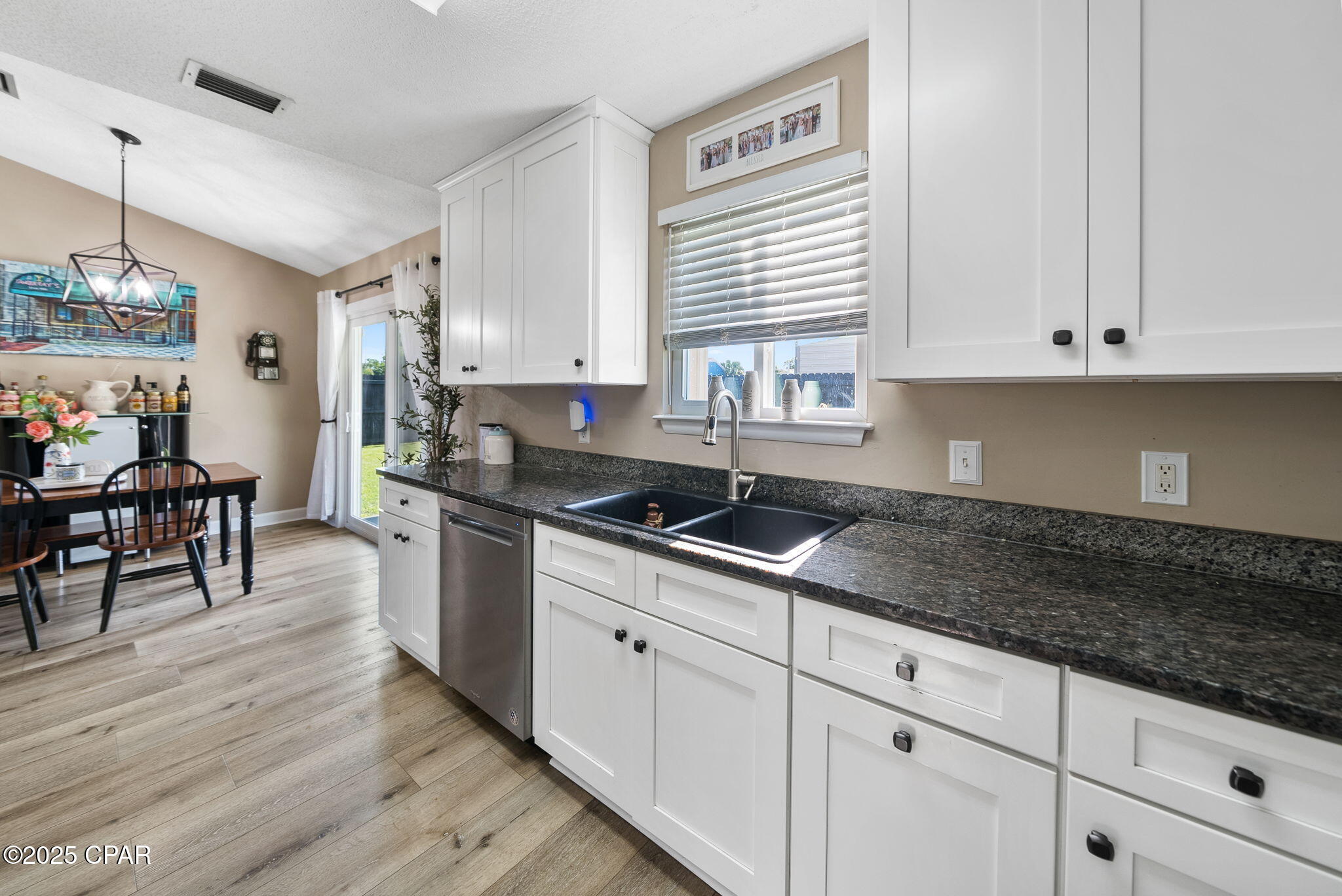 228 N Macarthur Avenue