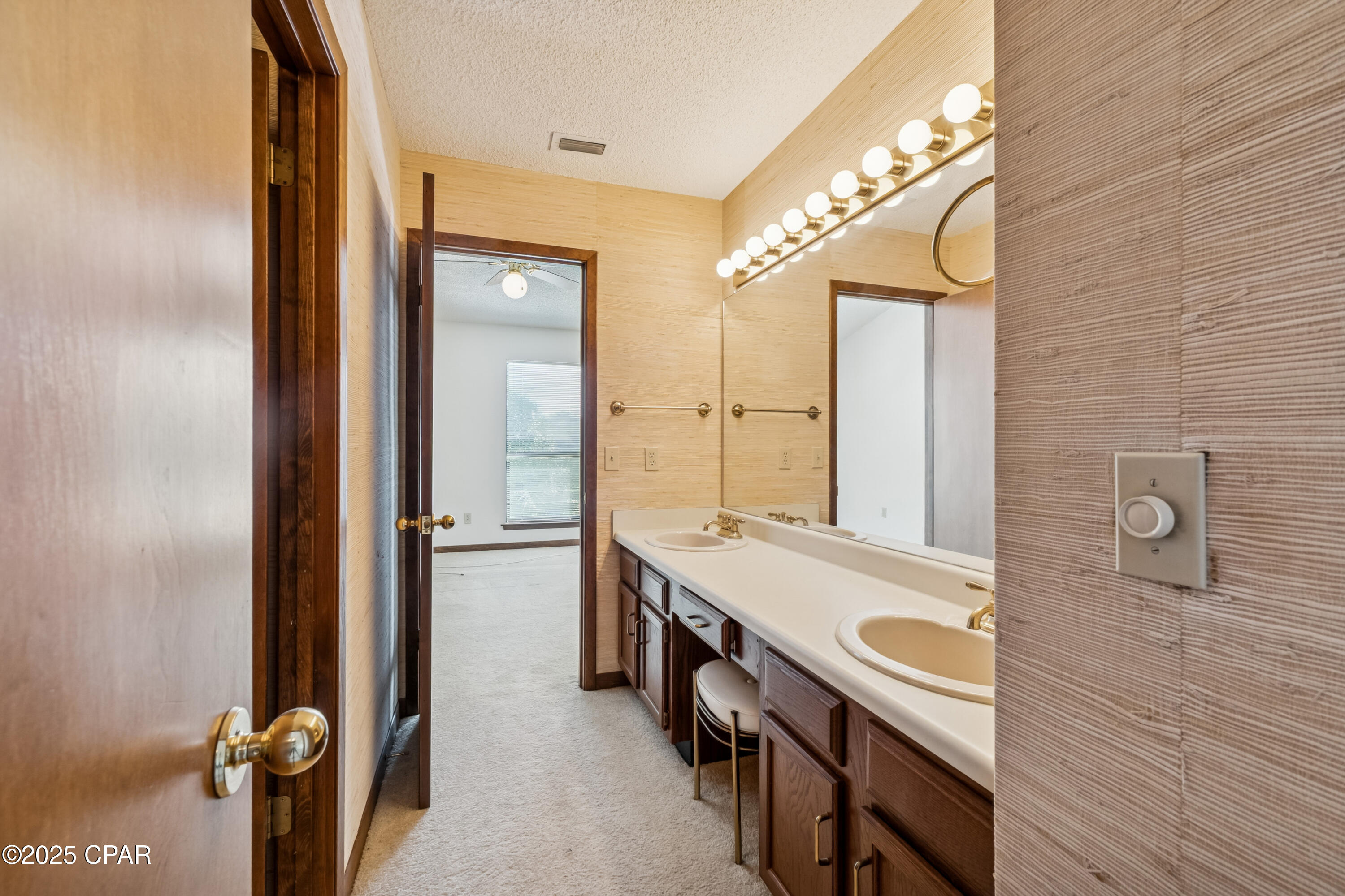 3313 S Harbour Circle